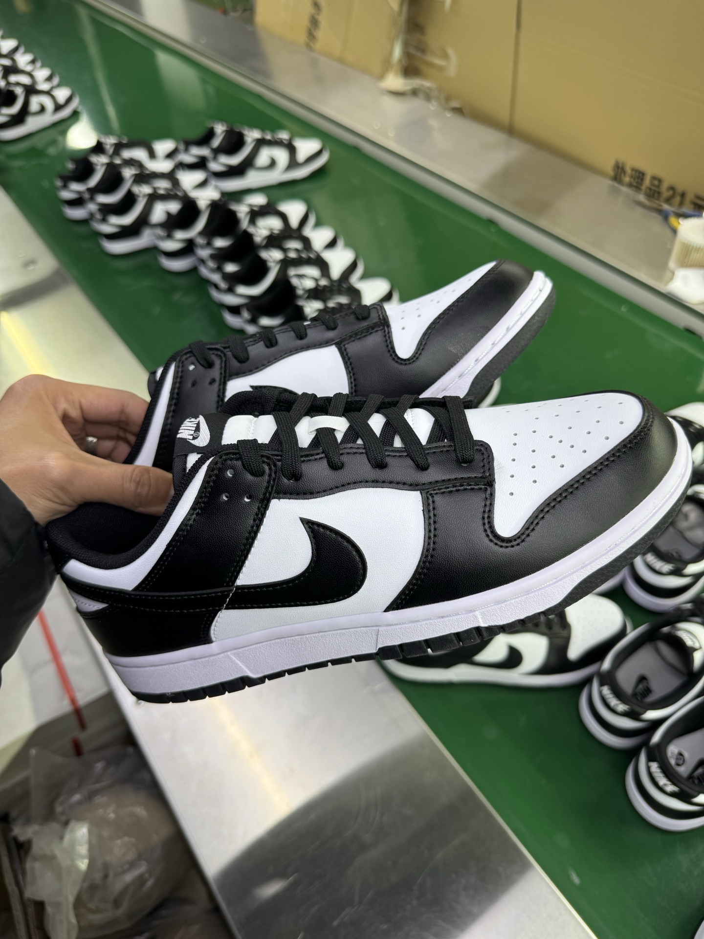图片[3]-＃G版纯原福利 NK Dunk Low Retro 黑白熊猫 DD1391-100/DD1503-101 毫无疑问市场中端王者 口碑大厂出品 品控大底版型不断改良更新 全套原纸板楦头开发 确保原汁原味 完美呈现DUNK版型 一比一鞋头弧度高度鞋身弧度 此版本只针对中端市场 皮料材质有所更替 其他数据细节工艺流程均保持一致 绝不口嗨 细节品控鞋型随意对比 独家私模官方第六代原厂航空铝磨具打磨大底 鞋头坡度极致还原 无解鞋型 原盒原配 圈内天花板工艺 原厂玻璃冲刀 超高清洁度 全鞋零毛边皮料切割 原厂中底布点胶 中底布拉帮走线遵循公司 尺码：35.5 36 36.5 37.5 38 38.5 39 40 40.5 41 42 42.5 43 44 44.5 45 46 47.5-选品中心