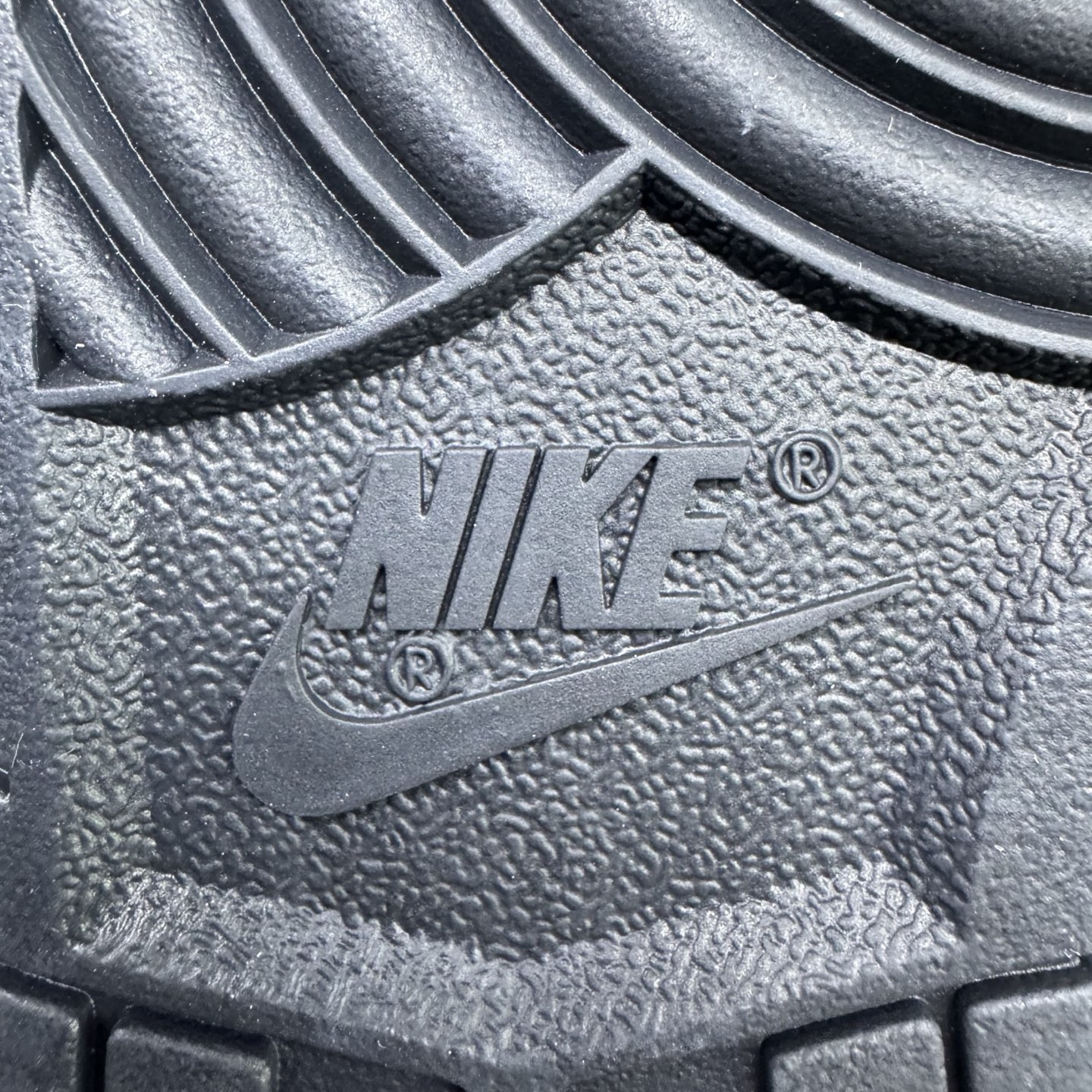 图片[15]-＃G版纯原福利 NK Dunk Low Retro 黑白熊猫 DD1391-100/DD1503-101 毫无疑问市场中端王者 口碑大厂出品 品控大底版型不断改良更新 全套原纸板楦头开发 确保原汁原味 完美呈现DUNK版型 一比一鞋头弧度高度鞋身弧度 此版本只针对中端市场 皮料材质有所更替 其他数据细节工艺流程均保持一致 绝不口嗨 细节品控鞋型随意对比 独家私模官方第六代原厂航空铝磨具打磨大底 鞋头坡度极致还原 无解鞋型 原盒原配 圈内天花板工艺 原厂玻璃冲刀 超高清洁度 全鞋零毛边皮料切割 原厂中底布点胶 中底布拉帮走线遵循公司 尺码：35.5 36 36.5 37.5 38 38.5 39 40 40.5 41 42 42.5 43 44 44.5 45 46 47.5-选品中心