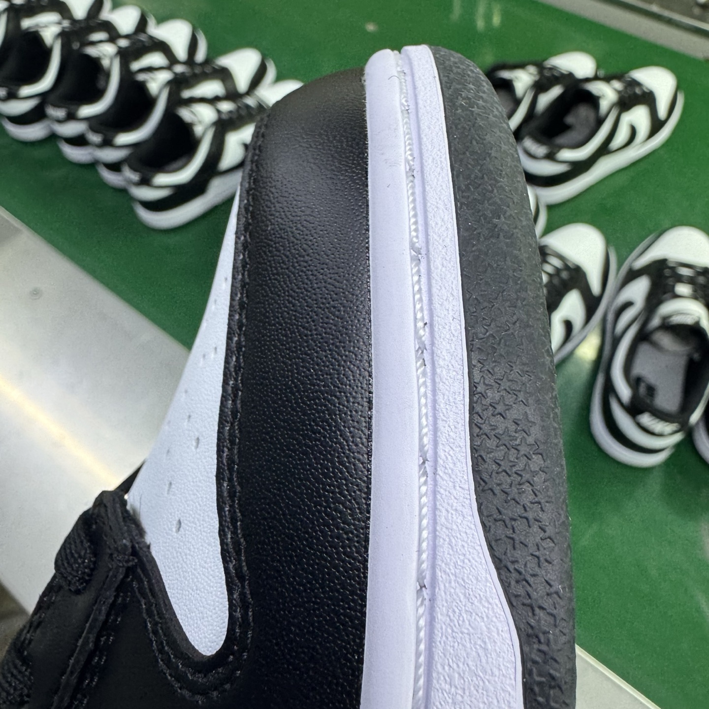 图片[16]-＃G版纯原福利 NK Dunk Low Retro 黑白熊猫 DD1391-100/DD1503-101 毫无疑问市场中端王者 口碑大厂出品 品控大底版型不断改良更新 全套原纸板楦头开发 确保原汁原味 完美呈现DUNK版型 一比一鞋头弧度高度鞋身弧度 此版本只针对中端市场 皮料材质有所更替 其他数据细节工艺流程均保持一致 绝不口嗨 细节品控鞋型随意对比 独家私模官方第六代原厂航空铝磨具打磨大底 鞋头坡度极致还原 无解鞋型 原盒原配 圈内天花板工艺 原厂玻璃冲刀 超高清洁度 全鞋零毛边皮料切割 原厂中底布点胶 中底布拉帮走线遵循公司 尺码：35.5 36 36.5 37.5 38 38.5 39 40 40.5 41 42 42.5 43 44 44.5 45 46 47.5-选品中心