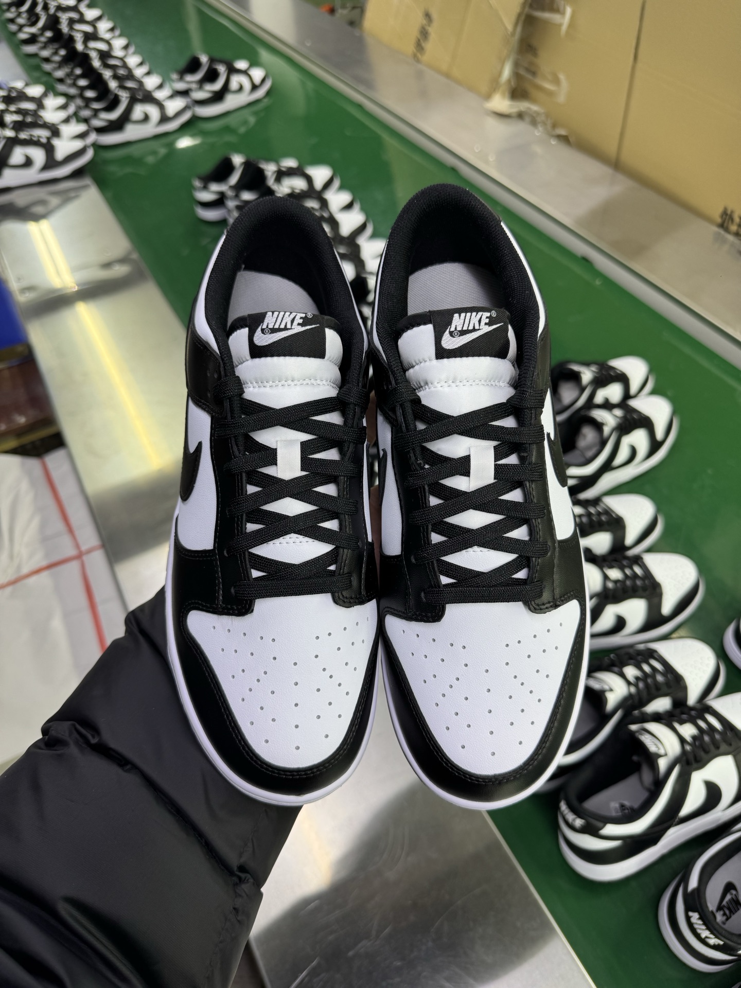 图片[2]-＃G版纯原福利 NK Dunk Low Retro 黑白熊猫 DD1391-100/DD1503-101 毫无疑问市场中端王者 口碑大厂出品 品控大底版型不断改良更新 全套原纸板楦头开发 确保原汁原味 完美呈现DUNK版型 一比一鞋头弧度高度鞋身弧度 此版本只针对中端市场 皮料材质有所更替 其他数据细节工艺流程均保持一致 绝不口嗨 细节品控鞋型随意对比 独家私模官方第六代原厂航空铝磨具打磨大底 鞋头坡度极致还原 无解鞋型 原盒原配 圈内天花板工艺 原厂玻璃冲刀 超高清洁度 全鞋零毛边皮料切割 原厂中底布点胶 中底布拉帮走线遵循公司 尺码：35.5 36 36.5 37.5 38 38.5 39 40 40.5 41 42 42.5 43 44 44.5 45 46 47.5-选品中心