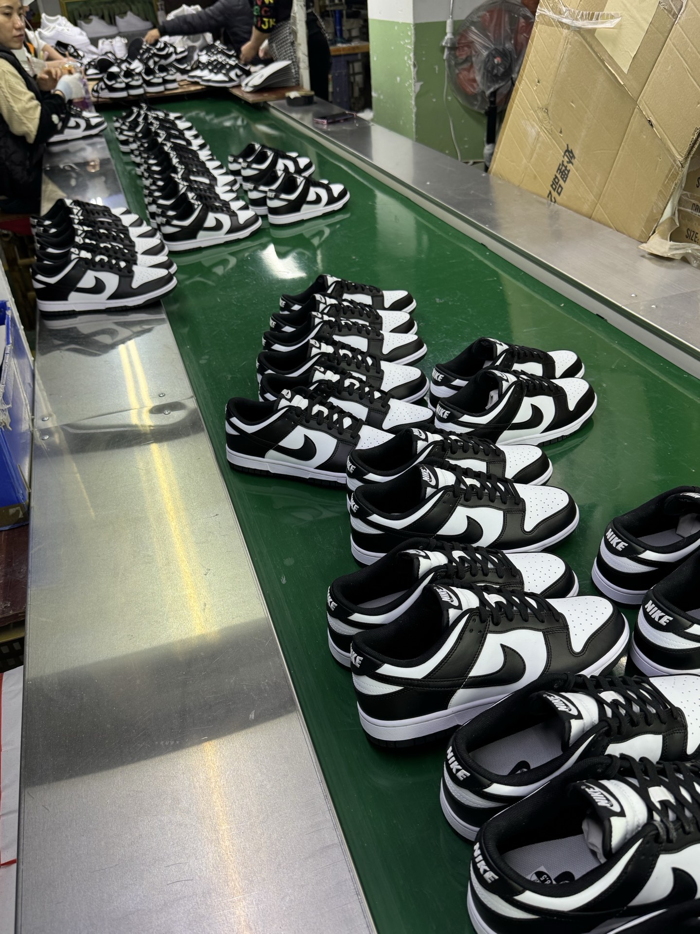 图片[22]-＃G版纯原福利 NK Dunk Low Retro 黑白熊猫 DD1391-100/DD1503-101 毫无疑问市场中端王者 口碑大厂出品 品控大底版型不断改良更新 全套原纸板楦头开发 确保原汁原味 完美呈现DUNK版型 一比一鞋头弧度高度鞋身弧度 此版本只针对中端市场 皮料材质有所更替 其他数据细节工艺流程均保持一致 绝不口嗨 细节品控鞋型随意对比 独家私模官方第六代原厂航空铝磨具打磨大底 鞋头坡度极致还原 无解鞋型 原盒原配 圈内天花板工艺 原厂玻璃冲刀 超高清洁度 全鞋零毛边皮料切割 原厂中底布点胶 中底布拉帮走线遵循公司 尺码：35.5 36 36.5 37.5 38 38.5 39 40 40.5 41 42 42.5 43 44 44.5 45 46 47.5-选品中心