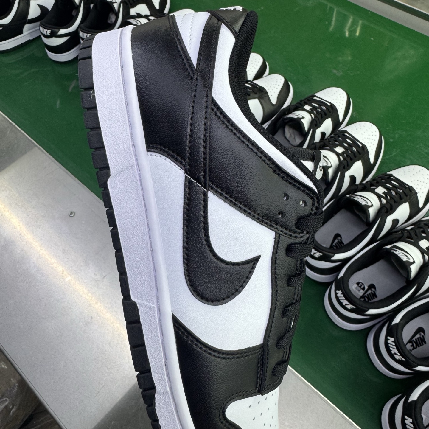 图片[7]-＃G版纯原福利 NK Dunk Low Retro 黑白熊猫 DD1391-100/DD1503-101 毫无疑问市场中端王者 口碑大厂出品 品控大底版型不断改良更新 全套原纸板楦头开发 确保原汁原味 完美呈现DUNK版型 一比一鞋头弧度高度鞋身弧度 此版本只针对中端市场 皮料材质有所更替 其他数据细节工艺流程均保持一致 绝不口嗨 细节品控鞋型随意对比 独家私模官方第六代原厂航空铝磨具打磨大底 鞋头坡度极致还原 无解鞋型 原盒原配 圈内天花板工艺 原厂玻璃冲刀 超高清洁度 全鞋零毛边皮料切割 原厂中底布点胶 中底布拉帮走线遵循公司 尺码：35.5 36 36.5 37.5 38 38.5 39 40 40.5 41 42 42.5 43 44 44.5 45 46 47.5-选品中心