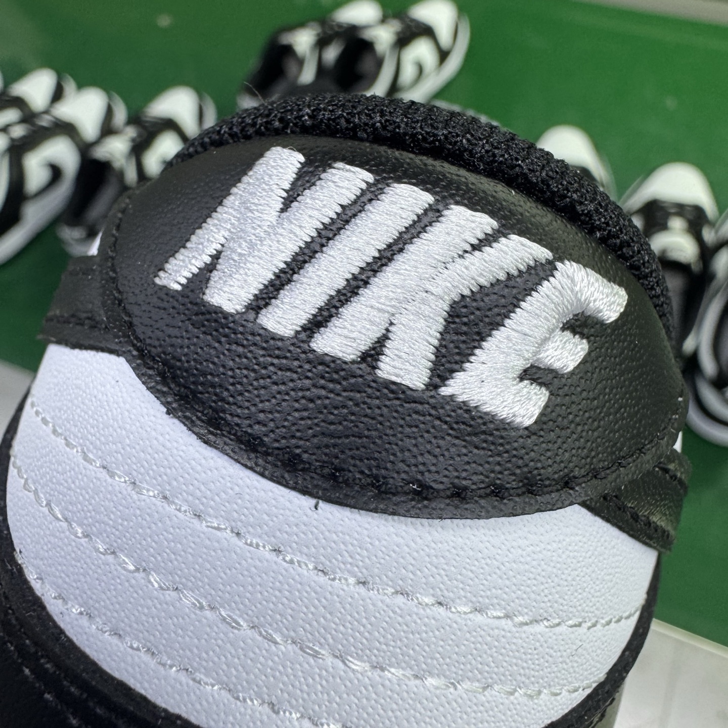 图片[14]-＃G版纯原福利 NK Dunk Low Retro 黑白熊猫 DD1391-100/DD1503-101 毫无疑问市场中端王者 口碑大厂出品 品控大底版型不断改良更新 全套原纸板楦头开发 确保原汁原味 完美呈现DUNK版型 一比一鞋头弧度高度鞋身弧度 此版本只针对中端市场 皮料材质有所更替 其他数据细节工艺流程均保持一致 绝不口嗨 细节品控鞋型随意对比 独家私模官方第六代原厂航空铝磨具打磨大底 鞋头坡度极致还原 无解鞋型 原盒原配 圈内天花板工艺 原厂玻璃冲刀 超高清洁度 全鞋零毛边皮料切割 原厂中底布点胶 中底布拉帮走线遵循公司 尺码：35.5 36 36.5 37.5 38 38.5 39 40 40.5 41 42 42.5 43 44 44.5 45 46 47.5-选品中心