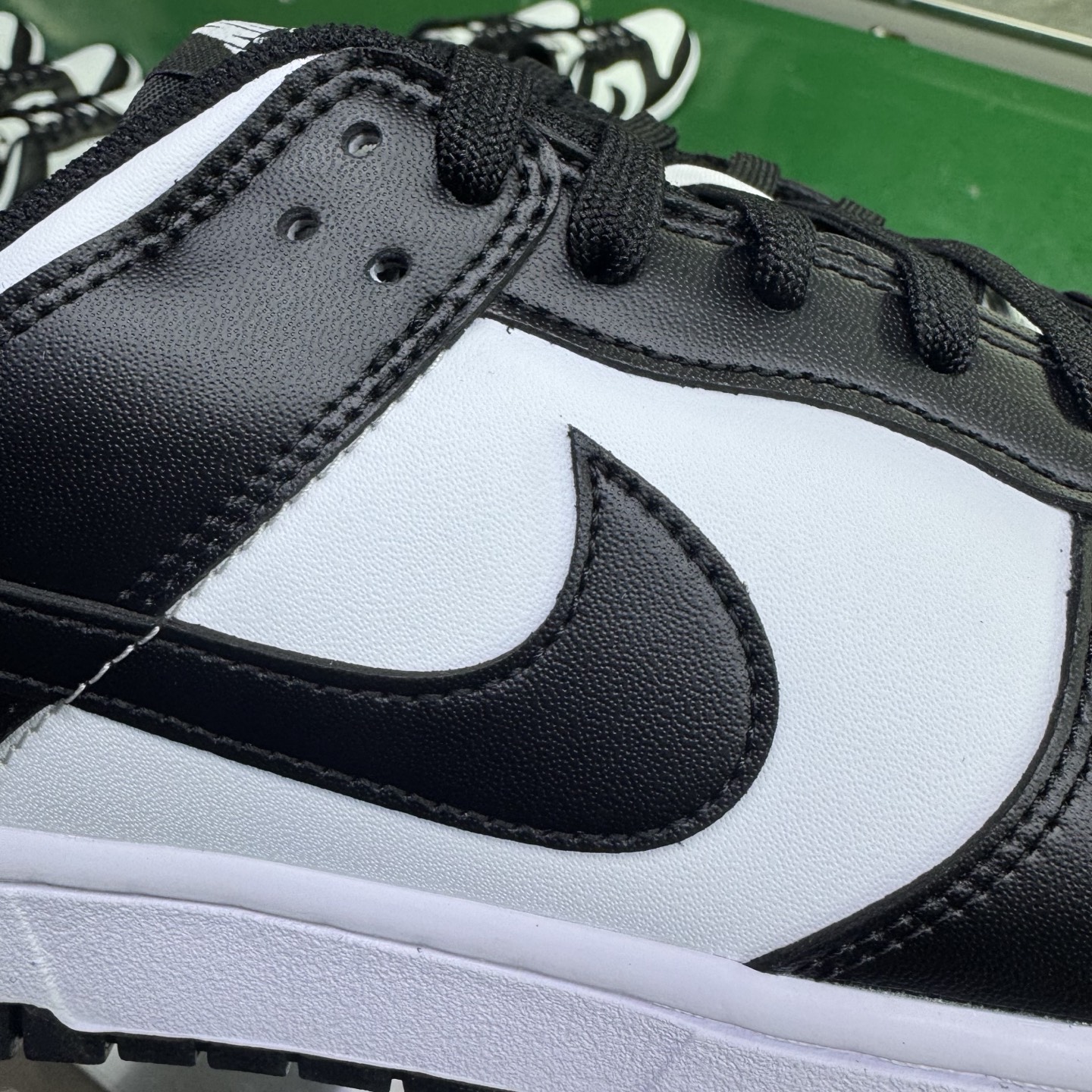 图片[13]-＃G版纯原福利 NK Dunk Low Retro 黑白熊猫 DD1391-100/DD1503-101 毫无疑问市场中端王者 口碑大厂出品 品控大底版型不断改良更新 全套原纸板楦头开发 确保原汁原味 完美呈现DUNK版型 一比一鞋头弧度高度鞋身弧度 此版本只针对中端市场 皮料材质有所更替 其他数据细节工艺流程均保持一致 绝不口嗨 细节品控鞋型随意对比 独家私模官方第六代原厂航空铝磨具打磨大底 鞋头坡度极致还原 无解鞋型 原盒原配 圈内天花板工艺 原厂玻璃冲刀 超高清洁度 全鞋零毛边皮料切割 原厂中底布点胶 中底布拉帮走线遵循公司 尺码：35.5 36 36.5 37.5 38 38.5 39 40 40.5 41 42 42.5 43 44 44.5 45 46 47.5-选品中心