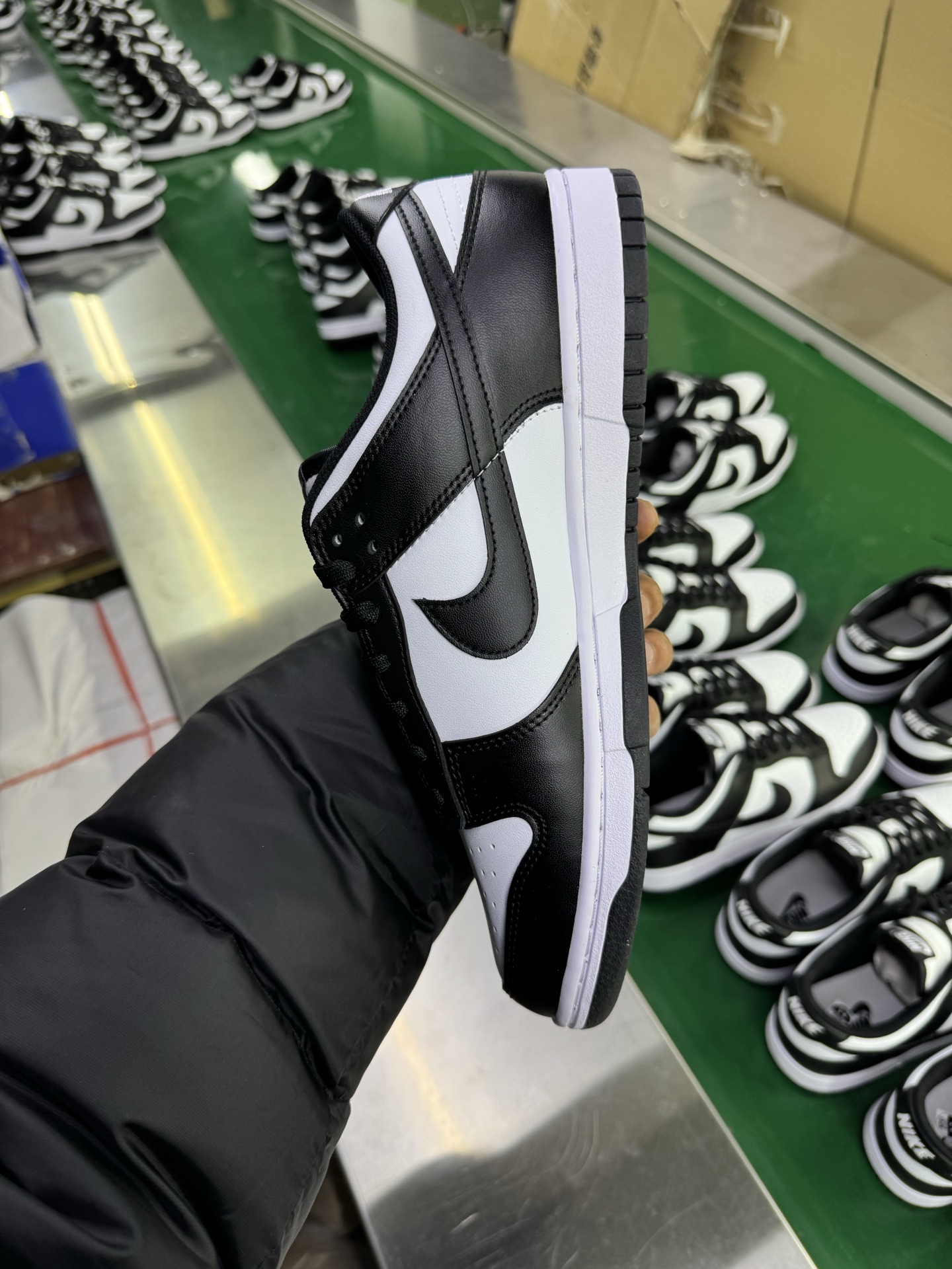 图片[4]-＃G版纯原福利 NK Dunk Low Retro 黑白熊猫 DD1391-100/DD1503-101 毫无疑问市场中端王者 口碑大厂出品 品控大底版型不断改良更新 全套原纸板楦头开发 确保原汁原味 完美呈现DUNK版型 一比一鞋头弧度高度鞋身弧度 此版本只针对中端市场 皮料材质有所更替 其他数据细节工艺流程均保持一致 绝不口嗨 细节品控鞋型随意对比 独家私模官方第六代原厂航空铝磨具打磨大底 鞋头坡度极致还原 无解鞋型 原盒原配 圈内天花板工艺 原厂玻璃冲刀 超高清洁度 全鞋零毛边皮料切割 原厂中底布点胶 中底布拉帮走线遵循公司 尺码：35.5 36 36.5 37.5 38 38.5 39 40 40.5 41 42 42.5 43 44 44.5 45 46 47.5-选品中心