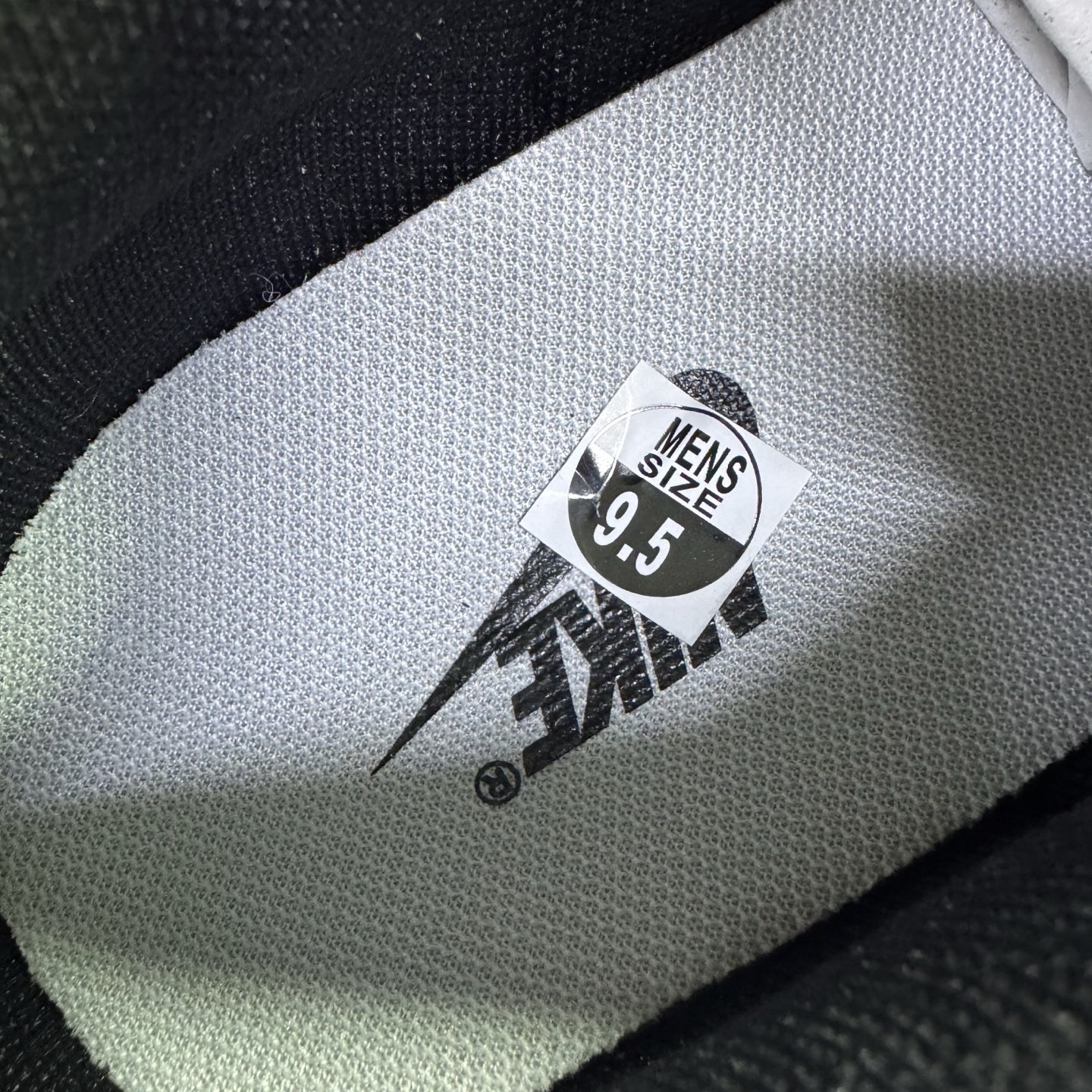 图片[18]-＃G版纯原福利 NK Dunk Low Retro 黑白熊猫 DD1391-100/DD1503-101 毫无疑问市场中端王者 口碑大厂出品 品控大底版型不断改良更新 全套原纸板楦头开发 确保原汁原味 完美呈现DUNK版型 一比一鞋头弧度高度鞋身弧度 此版本只针对中端市场 皮料材质有所更替 其他数据细节工艺流程均保持一致 绝不口嗨 细节品控鞋型随意对比 独家私模官方第六代原厂航空铝磨具打磨大底 鞋头坡度极致还原 无解鞋型 原盒原配 圈内天花板工艺 原厂玻璃冲刀 超高清洁度 全鞋零毛边皮料切割 原厂中底布点胶 中底布拉帮走线遵循公司 尺码：35.5 36 36.5 37.5 38 38.5 39 40 40.5 41 42 42.5 43 44 44.5 45 46 47.5-选品中心