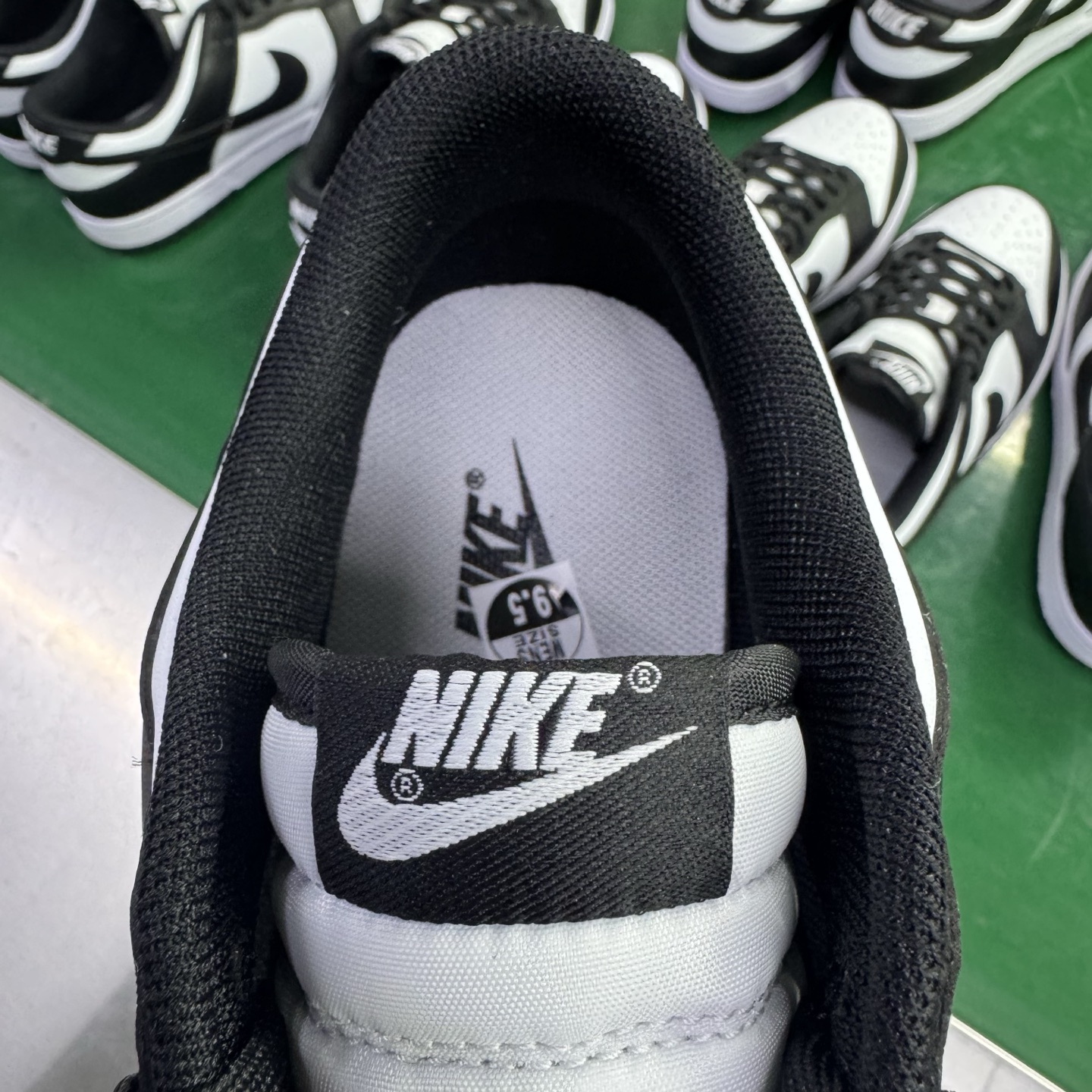 图片[17]-＃G版纯原福利 NK Dunk Low Retro 黑白熊猫 DD1391-100/DD1503-101 毫无疑问市场中端王者 口碑大厂出品 品控大底版型不断改良更新 全套原纸板楦头开发 确保原汁原味 完美呈现DUNK版型 一比一鞋头弧度高度鞋身弧度 此版本只针对中端市场 皮料材质有所更替 其他数据细节工艺流程均保持一致 绝不口嗨 细节品控鞋型随意对比 独家私模官方第六代原厂航空铝磨具打磨大底 鞋头坡度极致还原 无解鞋型 原盒原配 圈内天花板工艺 原厂玻璃冲刀 超高清洁度 全鞋零毛边皮料切割 原厂中底布点胶 中底布拉帮走线遵循公司 尺码：35.5 36 36.5 37.5 38 38.5 39 40 40.5 41 42 42.5 43 44 44.5 45 46 47.5-选品中心