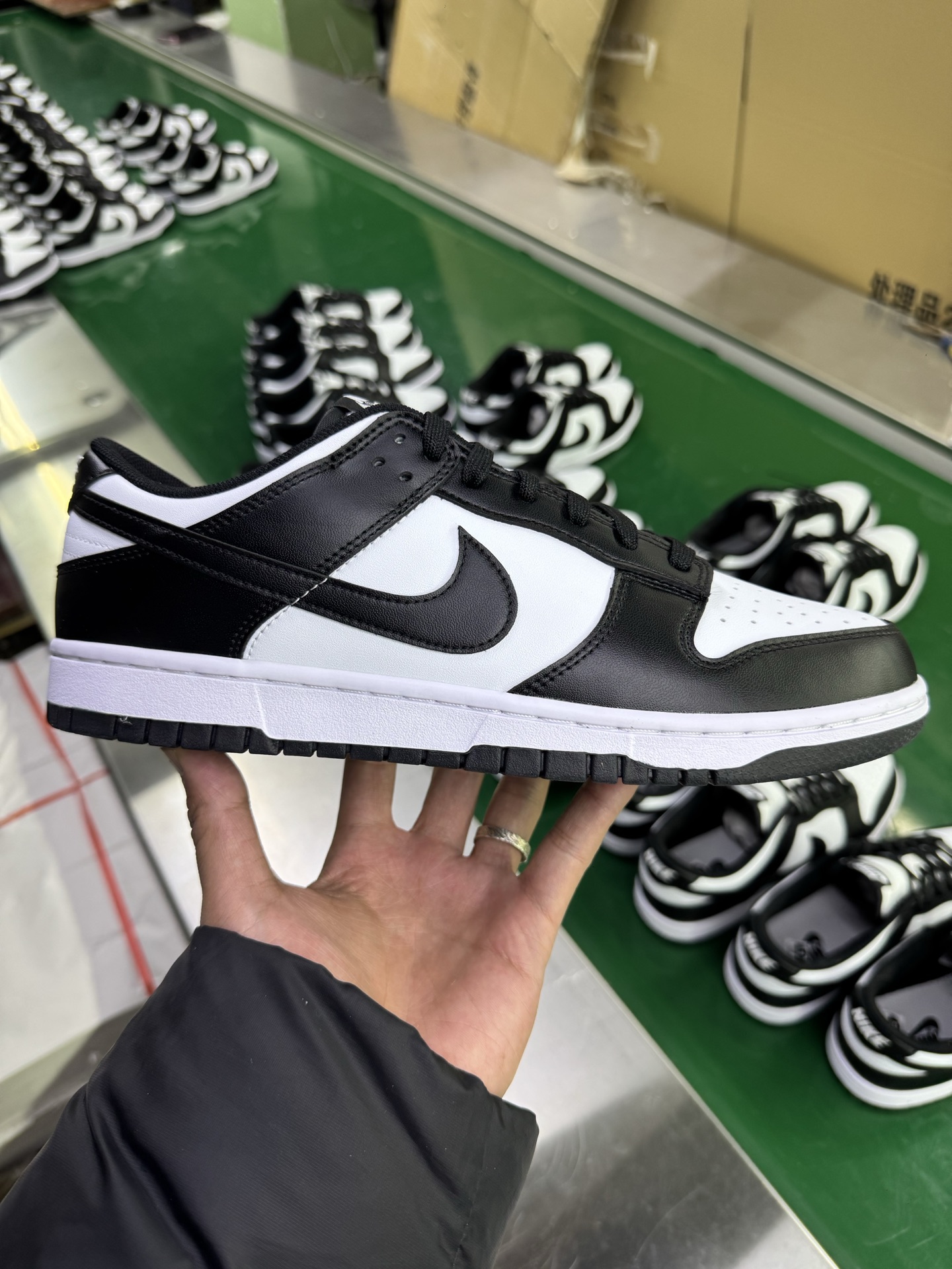 ＃G版纯原福利 NK Dunk Low Retro 黑白熊猫 DD1391-100/DD1503-101 毫无疑问市场中端王者 口碑大厂出品 品控大底版型不断改良更新 全套原纸板楦头开发 确保原汁原味 完美呈现DUNK版型 一比一鞋头弧度高度鞋身弧度 此版本只针对中端市场 皮料材质有所更替 其他数据细节工艺流程均保持一致 绝不口嗨 细节品控鞋型随意对比 独家私模官方第六代原厂航空铝磨具打磨大底 鞋头坡度极致还原 无解鞋型 原盒原配 圈内天花板工艺 原厂玻璃冲刀 超高清洁度 全鞋零毛边皮料切割 原厂中底布点胶 中底布拉帮走线遵循公司 尺码：35.5 36 36.5 37.5 38 38.5 39 40 40.5 41 42 42.5 43 44 44.5 45 46 47.5-选品中心