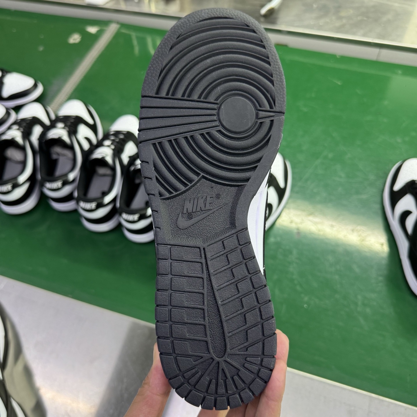 图片[10]-＃G版纯原福利 NK Dunk Low Retro 黑白熊猫 DD1391-100/DD1503-101 毫无疑问市场中端王者 口碑大厂出品 品控大底版型不断改良更新 全套原纸板楦头开发 确保原汁原味 完美呈现DUNK版型 一比一鞋头弧度高度鞋身弧度 此版本只针对中端市场 皮料材质有所更替 其他数据细节工艺流程均保持一致 绝不口嗨 细节品控鞋型随意对比 独家私模官方第六代原厂航空铝磨具打磨大底 鞋头坡度极致还原 无解鞋型 原盒原配 圈内天花板工艺 原厂玻璃冲刀 超高清洁度 全鞋零毛边皮料切割 原厂中底布点胶 中底布拉帮走线遵循公司 尺码：35.5 36 36.5 37.5 38 38.5 39 40 40.5 41 42 42.5 43 44 44.5 45 46 47.5-选品中心