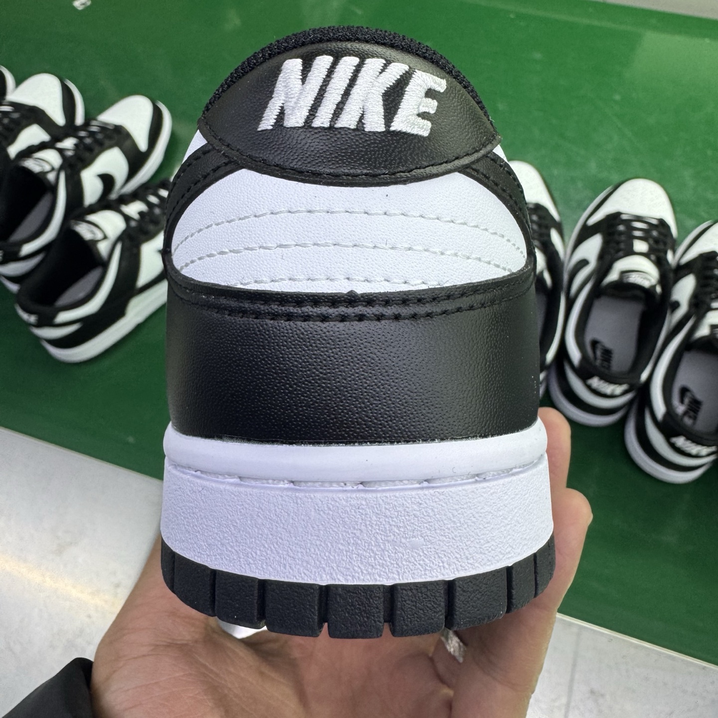 图片[9]-＃G版纯原福利 NK Dunk Low Retro 黑白熊猫 DD1391-100/DD1503-101 毫无疑问市场中端王者 口碑大厂出品 品控大底版型不断改良更新 全套原纸板楦头开发 确保原汁原味 完美呈现DUNK版型 一比一鞋头弧度高度鞋身弧度 此版本只针对中端市场 皮料材质有所更替 其他数据细节工艺流程均保持一致 绝不口嗨 细节品控鞋型随意对比 独家私模官方第六代原厂航空铝磨具打磨大底 鞋头坡度极致还原 无解鞋型 原盒原配 圈内天花板工艺 原厂玻璃冲刀 超高清洁度 全鞋零毛边皮料切割 原厂中底布点胶 中底布拉帮走线遵循公司 尺码：35.5 36 36.5 37.5 38 38.5 39 40 40.5 41 42 42.5 43 44 44.5 45 46 47.5-选品中心