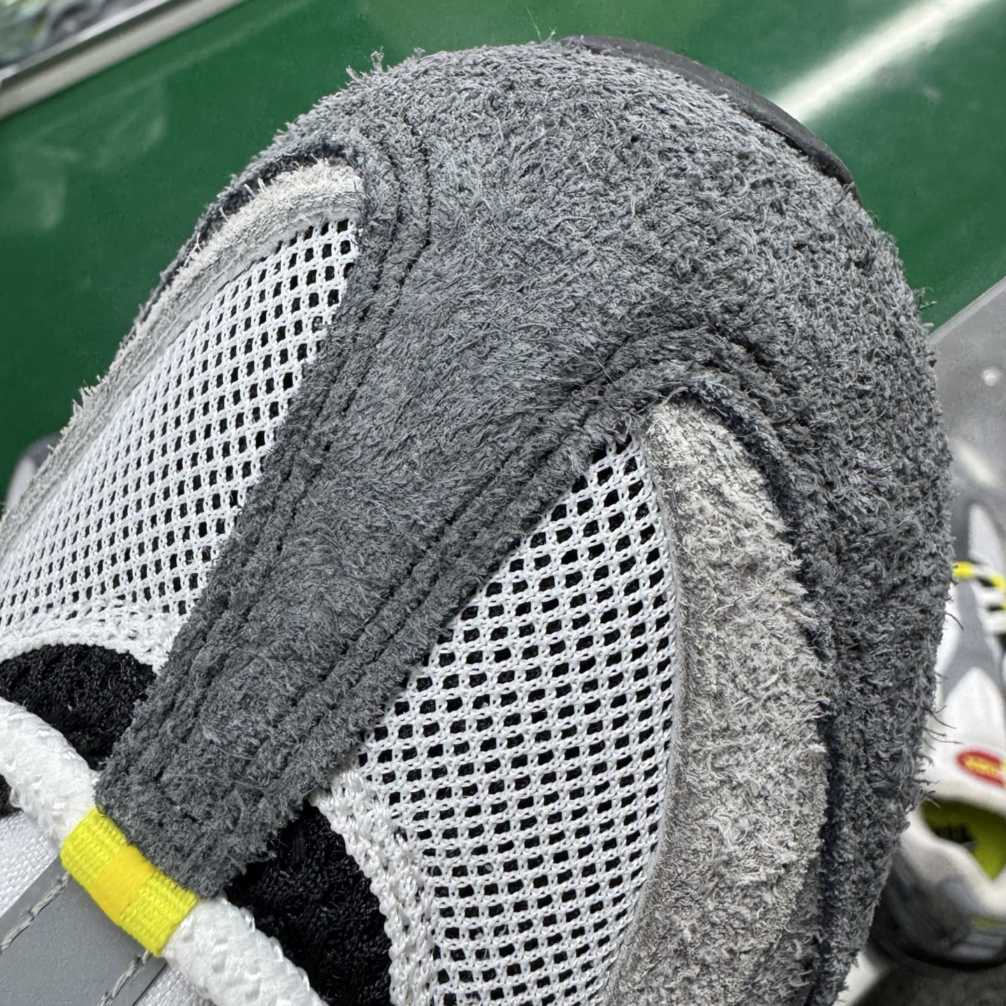 图片[16]-＃SF外贸特供 UNDEFEATED x NK Air Max 95 SP 上海限定 联名灰黄 IB4523-002 亲自操刀耗时半年开发 重金购买全套印尼原厂纸板楦头开发 2025官方主推系列 致敬诞生30周年的传奇鞋型 Air Max 95 系列再度重磅复刻归来 以全新配色续写光辉历史 更以现代手法重塑经典 将复古风格与前沿科技完美融合 一比一鞋头弧度高度鞋身弧度 东莞原厂模具大底 一码一模 原厂高韧性Tpu 独家供应35.5 45.5 48.5 49.5 50.5 原厂特供同批次皮料与Zp零色差 原厂特供内外标均可过绿X扫描认证 独家原装Big Bubble气垫 气垫体积更大 提供更强的缓震性能和回弹性 进口玻璃冲刀皮料裁剪零毛边 电脑针车工艺 鞋面不留荧光细节 平台可冲 超高鞋面清洁度 最高QC检验标准 控制溢胶瑕疵 每一双都是工艺品 实拍调校N版已经零色差零失真 百分百还原实物色彩所见即所得 不存在货不对板色差等低级问题 选购参考实物拍摄 不混卖不参货 只用心做好货严格选品 承诺混一赔十 尺码：35.5 36 36.5 37.5 38 38.5 39 40 40.5 41 42 42.5 43 44 44.5 45 45.5 46 47.5 48.5 49.5 50.5-选品中心