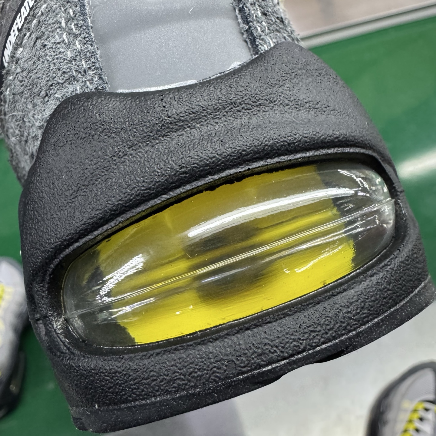 图片[19]-＃SF外贸特供 UNDEFEATED x NK Air Max 95 SP 上海限定 联名灰黄 IB4523-002 亲自操刀耗时半年开发 重金购买全套印尼原厂纸板楦头开发 2025官方主推系列 致敬诞生30周年的传奇鞋型 Air Max 95 系列再度重磅复刻归来 以全新配色续写光辉历史 更以现代手法重塑经典 将复古风格与前沿科技完美融合 一比一鞋头弧度高度鞋身弧度 东莞原厂模具大底 一码一模 原厂高韧性Tpu 独家供应35.5 45.5 48.5 49.5 50.5 原厂特供同批次皮料与Zp零色差 原厂特供内外标均可过绿X扫描认证 独家原装Big Bubble气垫 气垫体积更大 提供更强的缓震性能和回弹性 进口玻璃冲刀皮料裁剪零毛边 电脑针车工艺 鞋面不留荧光细节 平台可冲 超高鞋面清洁度 最高QC检验标准 控制溢胶瑕疵 每一双都是工艺品 实拍调校N版已经零色差零失真 百分百还原实物色彩所见即所得 不存在货不对板色差等低级问题 选购参考实物拍摄 不混卖不参货 只用心做好货严格选品 承诺混一赔十 尺码：35.5 36 36.5 37.5 38 38.5 39 40 40.5 41 42 42.5 43 44 44.5 45 45.5 46 47.5 48.5 49.5 50.5-选品中心