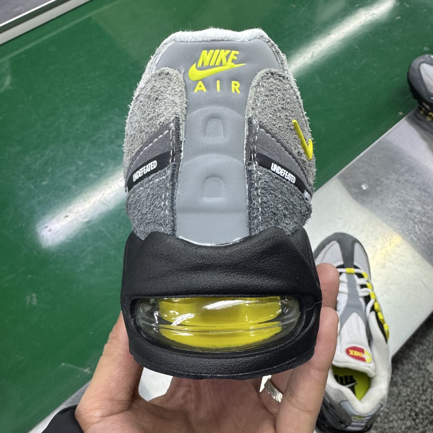 图片[9]-＃SF外贸特供 UNDEFEATED x NK Air Max 95 SP 上海限定 联名灰黄 IB4523-002 亲自操刀耗时半年开发 重金购买全套印尼原厂纸板楦头开发 2025官方主推系列 致敬诞生30周年的传奇鞋型 Air Max 95 系列再度重磅复刻归来 以全新配色续写光辉历史 更以现代手法重塑经典 将复古风格与前沿科技完美融合 一比一鞋头弧度高度鞋身弧度 东莞原厂模具大底 一码一模 原厂高韧性Tpu 独家供应35.5 45.5 48.5 49.5 50.5 原厂特供同批次皮料与Zp零色差 原厂特供内外标均可过绿X扫描认证 独家原装Big Bubble气垫 气垫体积更大 提供更强的缓震性能和回弹性 进口玻璃冲刀皮料裁剪零毛边 电脑针车工艺 鞋面不留荧光细节 平台可冲 超高鞋面清洁度 最高QC检验标准 控制溢胶瑕疵 每一双都是工艺品 实拍调校N版已经零色差零失真 百分百还原实物色彩所见即所得 不存在货不对板色差等低级问题 选购参考实物拍摄 不混卖不参货 只用心做好货严格选品 承诺混一赔十 尺码：35.5 36 36.5 37.5 38 38.5 39 40 40.5 41 42 42.5 43 44 44.5 45 45.5 46 47.5 48.5 49.5 50.5-选品中心
