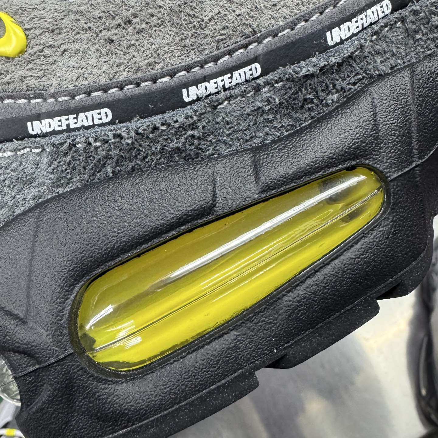 图片[12]-＃SF外贸特供 UNDEFEATED x NK Air Max 95 SP 上海限定 联名灰黄 IB4523-002 亲自操刀耗时半年开发 重金购买全套印尼原厂纸板楦头开发 2025官方主推系列 致敬诞生30周年的传奇鞋型 Air Max 95 系列再度重磅复刻归来 以全新配色续写光辉历史 更以现代手法重塑经典 将复古风格与前沿科技完美融合 一比一鞋头弧度高度鞋身弧度 东莞原厂模具大底 一码一模 原厂高韧性Tpu 独家供应35.5 45.5 48.5 49.5 50.5 原厂特供同批次皮料与Zp零色差 原厂特供内外标均可过绿X扫描认证 独家原装Big Bubble气垫 气垫体积更大 提供更强的缓震性能和回弹性 进口玻璃冲刀皮料裁剪零毛边 电脑针车工艺 鞋面不留荧光细节 平台可冲 超高鞋面清洁度 最高QC检验标准 控制溢胶瑕疵 每一双都是工艺品 实拍调校N版已经零色差零失真 百分百还原实物色彩所见即所得 不存在货不对板色差等低级问题 选购参考实物拍摄 不混卖不参货 只用心做好货严格选品 承诺混一赔十 尺码：35.5 36 36.5 37.5 38 38.5 39 40 40.5 41 42 42.5 43 44 44.5 45 45.5 46 47.5 48.5 49.5 50.5-选品中心