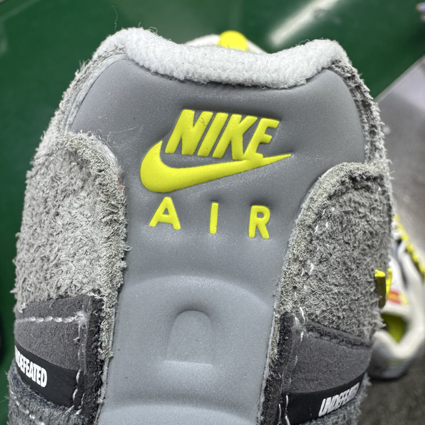 图片[15]-＃SF外贸特供 UNDEFEATED x NK Air Max 95 SP 上海限定 联名灰黄 IB4523-002 亲自操刀耗时半年开发 重金购买全套印尼原厂纸板楦头开发 2025官方主推系列 致敬诞生30周年的传奇鞋型 Air Max 95 系列再度重磅复刻归来 以全新配色续写光辉历史 更以现代手法重塑经典 将复古风格与前沿科技完美融合 一比一鞋头弧度高度鞋身弧度 东莞原厂模具大底 一码一模 原厂高韧性Tpu 独家供应35.5 45.5 48.5 49.5 50.5 原厂特供同批次皮料与Zp零色差 原厂特供内外标均可过绿X扫描认证 独家原装Big Bubble气垫 气垫体积更大 提供更强的缓震性能和回弹性 进口玻璃冲刀皮料裁剪零毛边 电脑针车工艺 鞋面不留荧光细节 平台可冲 超高鞋面清洁度 最高QC检验标准 控制溢胶瑕疵 每一双都是工艺品 实拍调校N版已经零色差零失真 百分百还原实物色彩所见即所得 不存在货不对板色差等低级问题 选购参考实物拍摄 不混卖不参货 只用心做好货严格选品 承诺混一赔十 尺码：35.5 36 36.5 37.5 38 38.5 39 40 40.5 41 42 42.5 43 44 44.5 45 45.5 46 47.5 48.5 49.5 50.5-选品中心