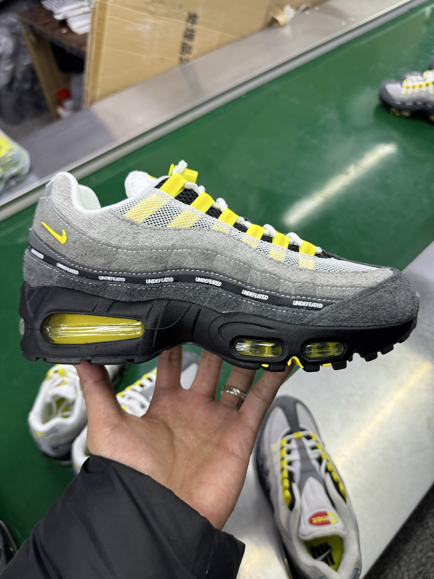 ＃SF外贸特供 UNDEFEATED x NK Air Max 95 SP 上海限定 联名灰黄 IB4523-002 亲自操刀耗时半年开发 重金购买全套印尼原厂纸板楦头开发 2025官方主推系列 致敬诞生30周年的传奇鞋型 Air Max 95 系列再度重磅复刻归来 以全新配色续写光辉历史 更以现代手法重塑经典 将复古风格与前沿科技完美融合 一比一鞋头弧度高度鞋身弧度 东莞原厂模具大底 一码一模 原厂高韧性Tpu 独家供应35.5 45.5 48.5 49.5 50.5 原厂特供同批次皮料与Zp零色差 原厂特供内外标均可过绿X扫描认证 独家原装Big Bubble气垫 气垫体积更大 提供更强的缓震性能和回弹性 进口玻璃冲刀皮料裁剪零毛边 电脑针车工艺 鞋面不留荧光细节 平台可冲 超高鞋面清洁度 最高QC检验标准 控制溢胶瑕疵 每一双都是工艺品 实拍调校N版已经零色差零失真 百分百还原实物色彩所见即所得 不存在货不对板色差等低级问题 选购参考实物拍摄 不混卖不参货 只用心做好货严格选品 承诺混一赔十 尺码：35.5 36 36.5 37.5 38 38.5 39 40 40.5 41 42 42.5 43 44 44.5 45 45.5 46 47.5 48.5 49.5 50.5-选品中心