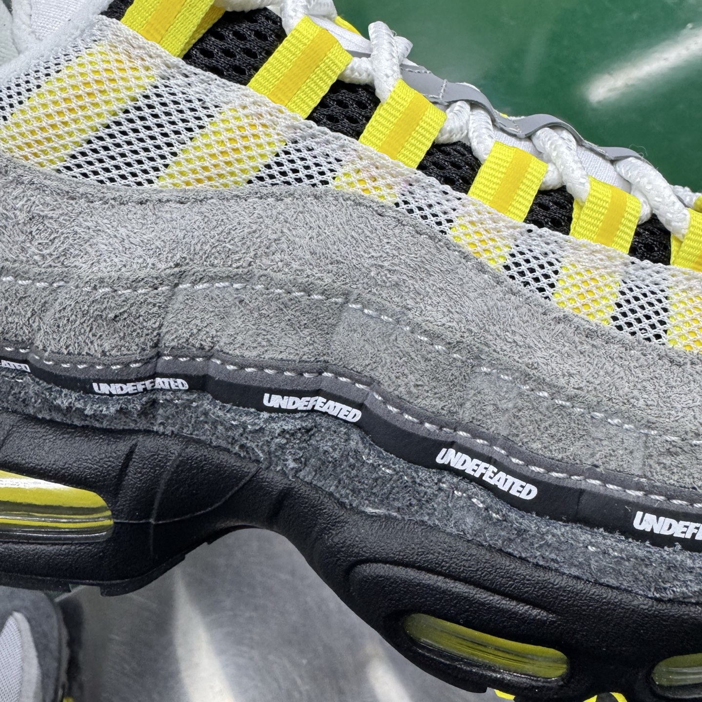 图片[13]-＃SF外贸特供 UNDEFEATED x NK Air Max 95 SP 上海限定 联名灰黄 IB4523-002 亲自操刀耗时半年开发 重金购买全套印尼原厂纸板楦头开发 2025官方主推系列 致敬诞生30周年的传奇鞋型 Air Max 95 系列再度重磅复刻归来 以全新配色续写光辉历史 更以现代手法重塑经典 将复古风格与前沿科技完美融合 一比一鞋头弧度高度鞋身弧度 东莞原厂模具大底 一码一模 原厂高韧性Tpu 独家供应35.5 45.5 48.5 49.5 50.5 原厂特供同批次皮料与Zp零色差 原厂特供内外标均可过绿X扫描认证 独家原装Big Bubble气垫 气垫体积更大 提供更强的缓震性能和回弹性 进口玻璃冲刀皮料裁剪零毛边 电脑针车工艺 鞋面不留荧光细节 平台可冲 超高鞋面清洁度 最高QC检验标准 控制溢胶瑕疵 每一双都是工艺品 实拍调校N版已经零色差零失真 百分百还原实物色彩所见即所得 不存在货不对板色差等低级问题 选购参考实物拍摄 不混卖不参货 只用心做好货严格选品 承诺混一赔十 尺码：35.5 36 36.5 37.5 38 38.5 39 40 40.5 41 42 42.5 43 44 44.5 45 45.5 46 47.5 48.5 49.5 50.5-选品中心