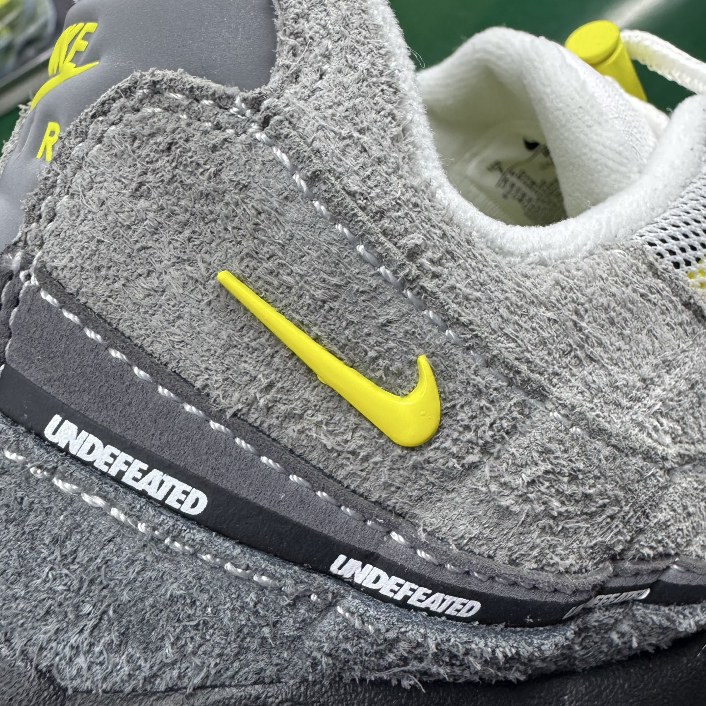 图片[14]-＃SF外贸特供 UNDEFEATED x NK Air Max 95 SP 上海限定 联名灰黄 IB4523-002 亲自操刀耗时半年开发 重金购买全套印尼原厂纸板楦头开发 2025官方主推系列 致敬诞生30周年的传奇鞋型 Air Max 95 系列再度重磅复刻归来 以全新配色续写光辉历史 更以现代手法重塑经典 将复古风格与前沿科技完美融合 一比一鞋头弧度高度鞋身弧度 东莞原厂模具大底 一码一模 原厂高韧性Tpu 独家供应35.5 45.5 48.5 49.5 50.5 原厂特供同批次皮料与Zp零色差 原厂特供内外标均可过绿X扫描认证 独家原装Big Bubble气垫 气垫体积更大 提供更强的缓震性能和回弹性 进口玻璃冲刀皮料裁剪零毛边 电脑针车工艺 鞋面不留荧光细节 平台可冲 超高鞋面清洁度 最高QC检验标准 控制溢胶瑕疵 每一双都是工艺品 实拍调校N版已经零色差零失真 百分百还原实物色彩所见即所得 不存在货不对板色差等低级问题 选购参考实物拍摄 不混卖不参货 只用心做好货严格选品 承诺混一赔十 尺码：35.5 36 36.5 37.5 38 38.5 39 40 40.5 41 42 42.5 43 44 44.5 45 45.5 46 47.5 48.5 49.5 50.5-选品中心