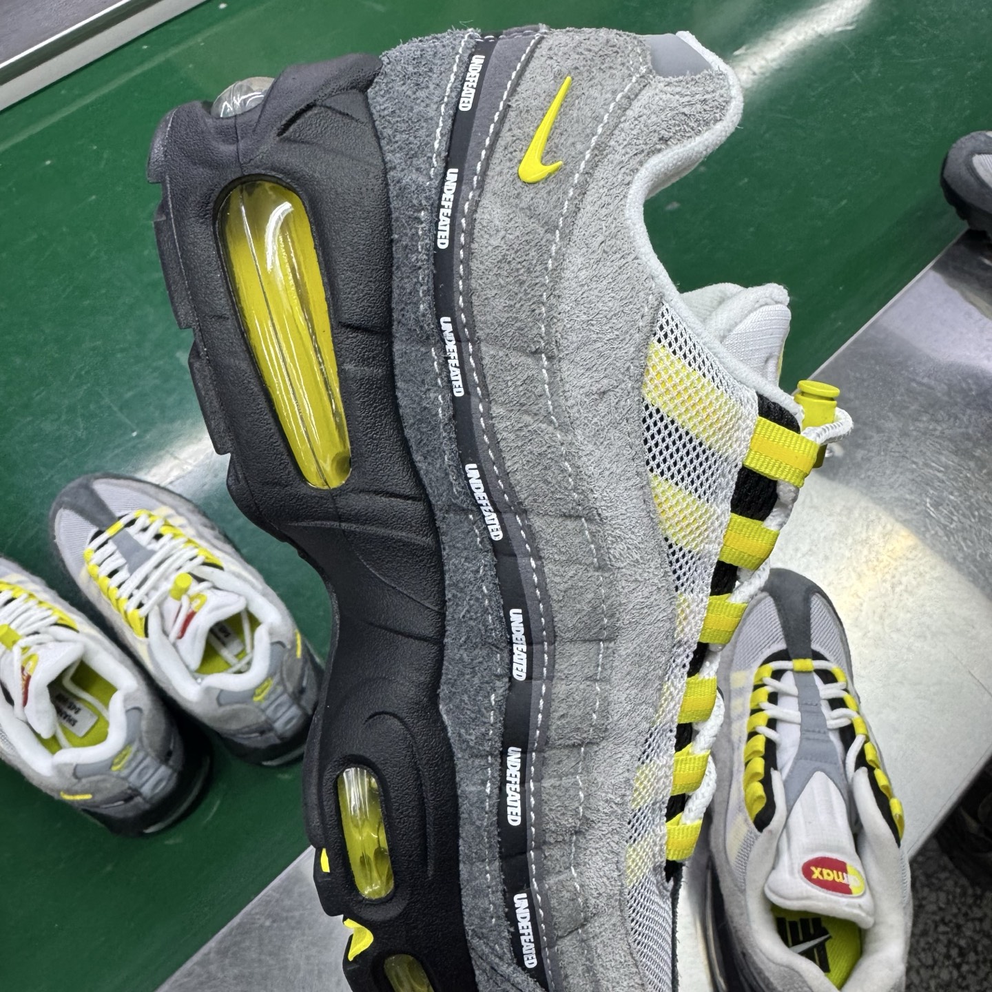 图片[8]-＃SF外贸特供 UNDEFEATED x NK Air Max 95 SP 上海限定 联名灰黄 IB4523-002 亲自操刀耗时半年开发 重金购买全套印尼原厂纸板楦头开发 2025官方主推系列 致敬诞生30周年的传奇鞋型 Air Max 95 系列再度重磅复刻归来 以全新配色续写光辉历史 更以现代手法重塑经典 将复古风格与前沿科技完美融合 一比一鞋头弧度高度鞋身弧度 东莞原厂模具大底 一码一模 原厂高韧性Tpu 独家供应35.5 45.5 48.5 49.5 50.5 原厂特供同批次皮料与Zp零色差 原厂特供内外标均可过绿X扫描认证 独家原装Big Bubble气垫 气垫体积更大 提供更强的缓震性能和回弹性 进口玻璃冲刀皮料裁剪零毛边 电脑针车工艺 鞋面不留荧光细节 平台可冲 超高鞋面清洁度 最高QC检验标准 控制溢胶瑕疵 每一双都是工艺品 实拍调校N版已经零色差零失真 百分百还原实物色彩所见即所得 不存在货不对板色差等低级问题 选购参考实物拍摄 不混卖不参货 只用心做好货严格选品 承诺混一赔十 尺码：35.5 36 36.5 37.5 38 38.5 39 40 40.5 41 42 42.5 43 44 44.5 45 45.5 46 47.5 48.5 49.5 50.5-选品中心
