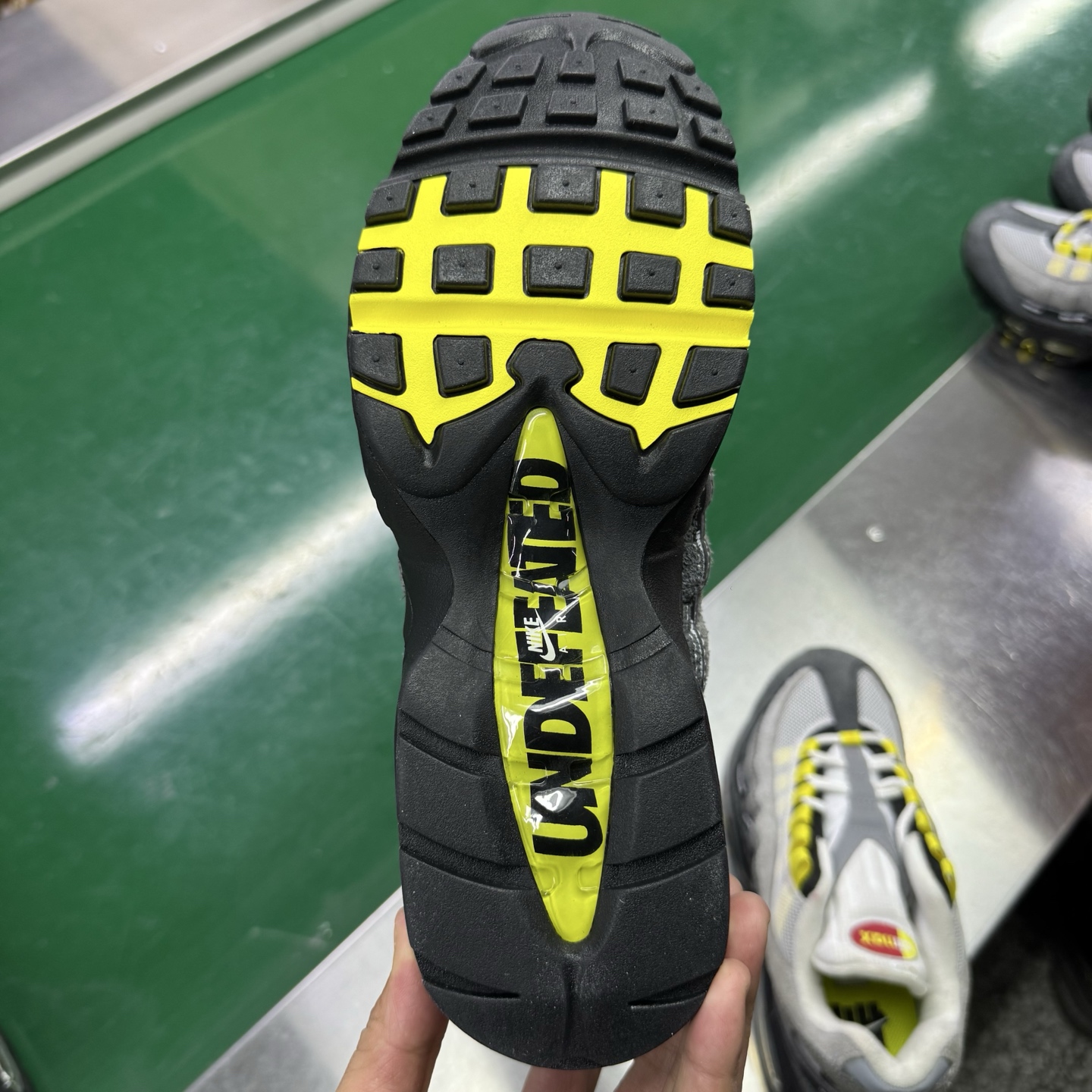 图片[10]-＃SF外贸特供 UNDEFEATED x NK Air Max 95 SP 上海限定 联名灰黄 IB4523-002 亲自操刀耗时半年开发 重金购买全套印尼原厂纸板楦头开发 2025官方主推系列 致敬诞生30周年的传奇鞋型 Air Max 95 系列再度重磅复刻归来 以全新配色续写光辉历史 更以现代手法重塑经典 将复古风格与前沿科技完美融合 一比一鞋头弧度高度鞋身弧度 东莞原厂模具大底 一码一模 原厂高韧性Tpu 独家供应35.5 45.5 48.5 49.5 50.5 原厂特供同批次皮料与Zp零色差 原厂特供内外标均可过绿X扫描认证 独家原装Big Bubble气垫 气垫体积更大 提供更强的缓震性能和回弹性 进口玻璃冲刀皮料裁剪零毛边 电脑针车工艺 鞋面不留荧光细节 平台可冲 超高鞋面清洁度 最高QC检验标准 控制溢胶瑕疵 每一双都是工艺品 实拍调校N版已经零色差零失真 百分百还原实物色彩所见即所得 不存在货不对板色差等低级问题 选购参考实物拍摄 不混卖不参货 只用心做好货严格选品 承诺混一赔十 尺码：35.5 36 36.5 37.5 38 38.5 39 40 40.5 41 42 42.5 43 44 44.5 45 45.5 46 47.5 48.5 49.5 50.5-选品中心