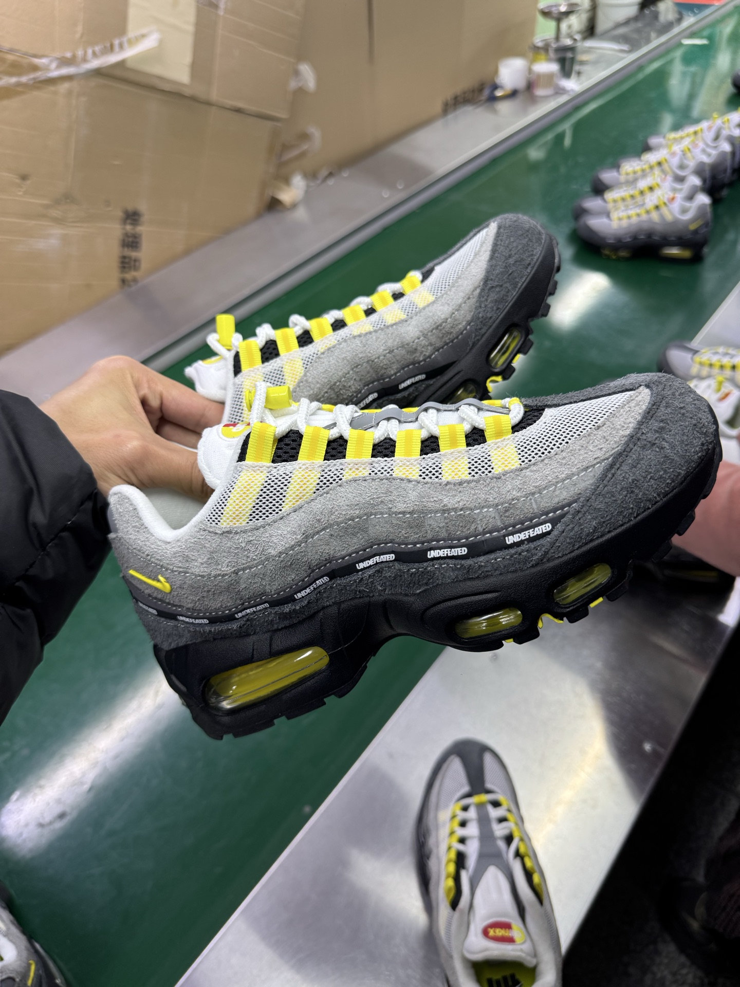 图片[3]-＃SF外贸特供 UNDEFEATED x NK Air Max 95 SP 上海限定 联名灰黄 IB4523-002 亲自操刀耗时半年开发 重金购买全套印尼原厂纸板楦头开发 2025官方主推系列 致敬诞生30周年的传奇鞋型 Air Max 95 系列再度重磅复刻归来 以全新配色续写光辉历史 更以现代手法重塑经典 将复古风格与前沿科技完美融合 一比一鞋头弧度高度鞋身弧度 东莞原厂模具大底 一码一模 原厂高韧性Tpu 独家供应35.5 45.5 48.5 49.5 50.5 原厂特供同批次皮料与Zp零色差 原厂特供内外标均可过绿X扫描认证 独家原装Big Bubble气垫 气垫体积更大 提供更强的缓震性能和回弹性 进口玻璃冲刀皮料裁剪零毛边 电脑针车工艺 鞋面不留荧光细节 平台可冲 超高鞋面清洁度 最高QC检验标准 控制溢胶瑕疵 每一双都是工艺品 实拍调校N版已经零色差零失真 百分百还原实物色彩所见即所得 不存在货不对板色差等低级问题 选购参考实物拍摄 不混卖不参货 只用心做好货严格选品 承诺混一赔十 尺码：35.5 36 36.5 37.5 38 38.5 39 40 40.5 41 42 42.5 43 44 44.5 45 45.5 46 47.5 48.5 49.5 50.5-选品中心