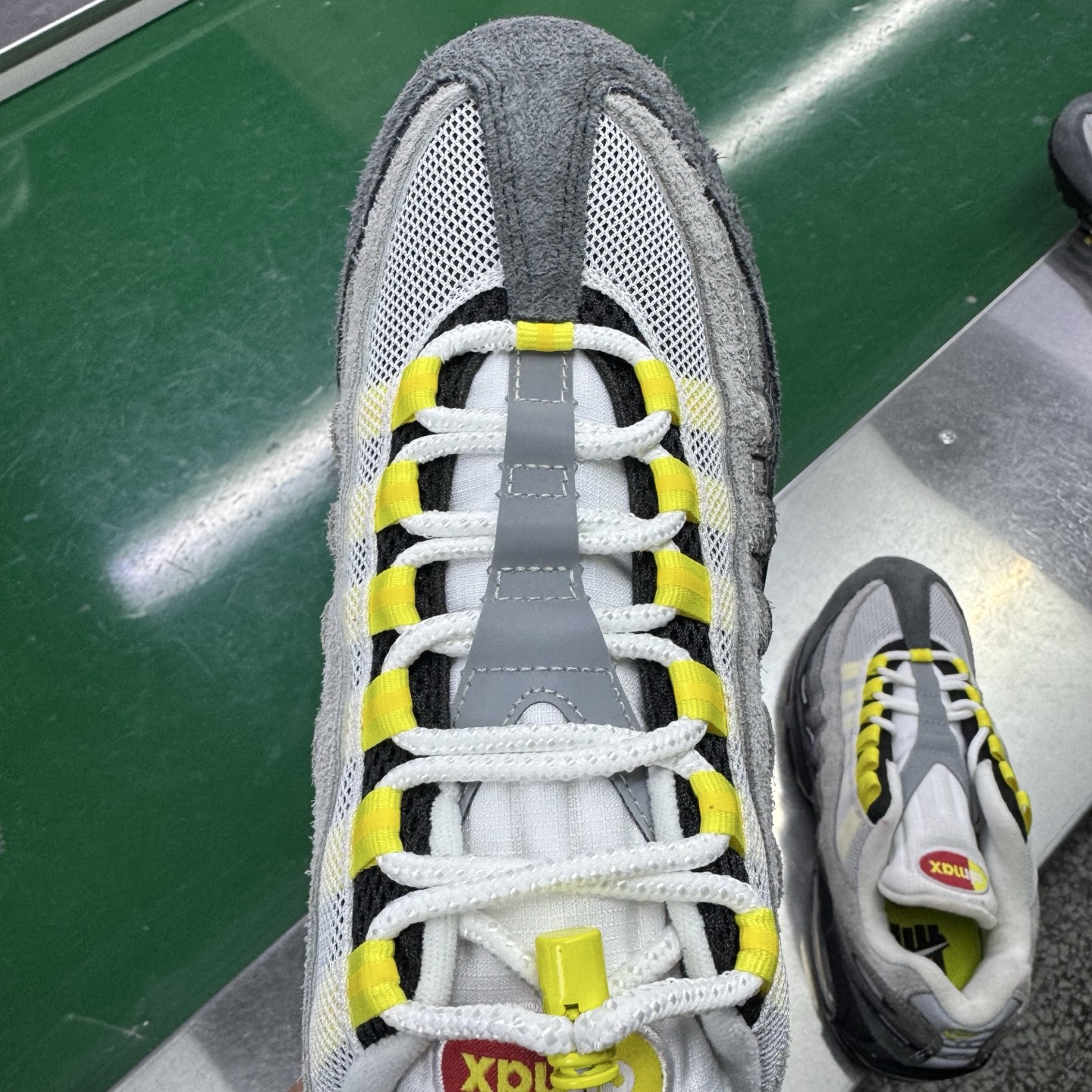 图片[5]-＃SF外贸特供 UNDEFEATED x NK Air Max 95 SP 上海限定 联名灰黄 IB4523-002 亲自操刀耗时半年开发 重金购买全套印尼原厂纸板楦头开发 2025官方主推系列 致敬诞生30周年的传奇鞋型 Air Max 95 系列再度重磅复刻归来 以全新配色续写光辉历史 更以现代手法重塑经典 将复古风格与前沿科技完美融合 一比一鞋头弧度高度鞋身弧度 东莞原厂模具大底 一码一模 原厂高韧性Tpu 独家供应35.5 45.5 48.5 49.5 50.5 原厂特供同批次皮料与Zp零色差 原厂特供内外标均可过绿X扫描认证 独家原装Big Bubble气垫 气垫体积更大 提供更强的缓震性能和回弹性 进口玻璃冲刀皮料裁剪零毛边 电脑针车工艺 鞋面不留荧光细节 平台可冲 超高鞋面清洁度 最高QC检验标准 控制溢胶瑕疵 每一双都是工艺品 实拍调校N版已经零色差零失真 百分百还原实物色彩所见即所得 不存在货不对板色差等低级问题 选购参考实物拍摄 不混卖不参货 只用心做好货严格选品 承诺混一赔十 尺码：35.5 36 36.5 37.5 38 38.5 39 40 40.5 41 42 42.5 43 44 44.5 45 45.5 46 47.5 48.5 49.5 50.5-选品中心