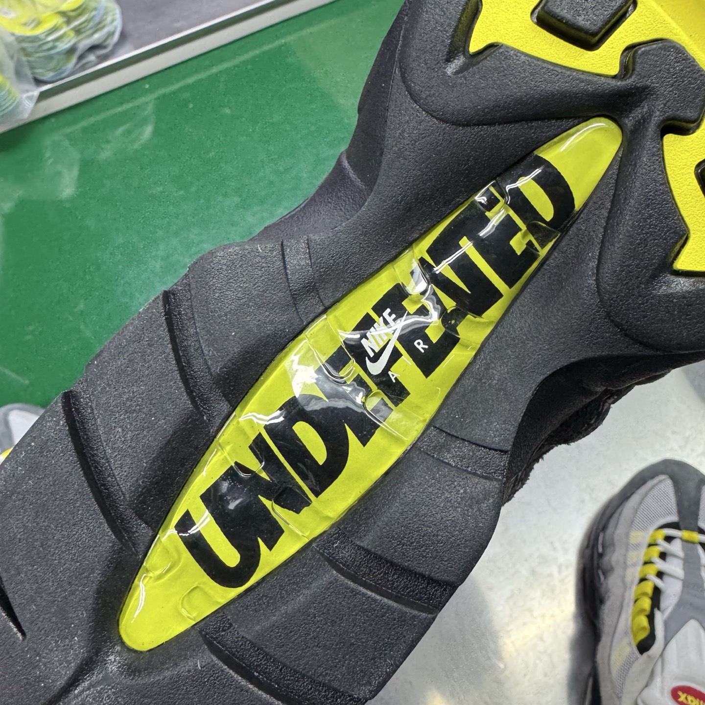 图片[11]-＃SF外贸特供 UNDEFEATED x NK Air Max 95 SP 上海限定 联名灰黄 IB4523-002 亲自操刀耗时半年开发 重金购买全套印尼原厂纸板楦头开发 2025官方主推系列 致敬诞生30周年的传奇鞋型 Air Max 95 系列再度重磅复刻归来 以全新配色续写光辉历史 更以现代手法重塑经典 将复古风格与前沿科技完美融合 一比一鞋头弧度高度鞋身弧度 东莞原厂模具大底 一码一模 原厂高韧性Tpu 独家供应35.5 45.5 48.5 49.5 50.5 原厂特供同批次皮料与Zp零色差 原厂特供内外标均可过绿X扫描认证 独家原装Big Bubble气垫 气垫体积更大 提供更强的缓震性能和回弹性 进口玻璃冲刀皮料裁剪零毛边 电脑针车工艺 鞋面不留荧光细节 平台可冲 超高鞋面清洁度 最高QC检验标准 控制溢胶瑕疵 每一双都是工艺品 实拍调校N版已经零色差零失真 百分百还原实物色彩所见即所得 不存在货不对板色差等低级问题 选购参考实物拍摄 不混卖不参货 只用心做好货严格选品 承诺混一赔十 尺码：35.5 36 36.5 37.5 38 38.5 39 40 40.5 41 42 42.5 43 44 44.5 45 45.5 46 47.5 48.5 49.5 50.5-选品中心