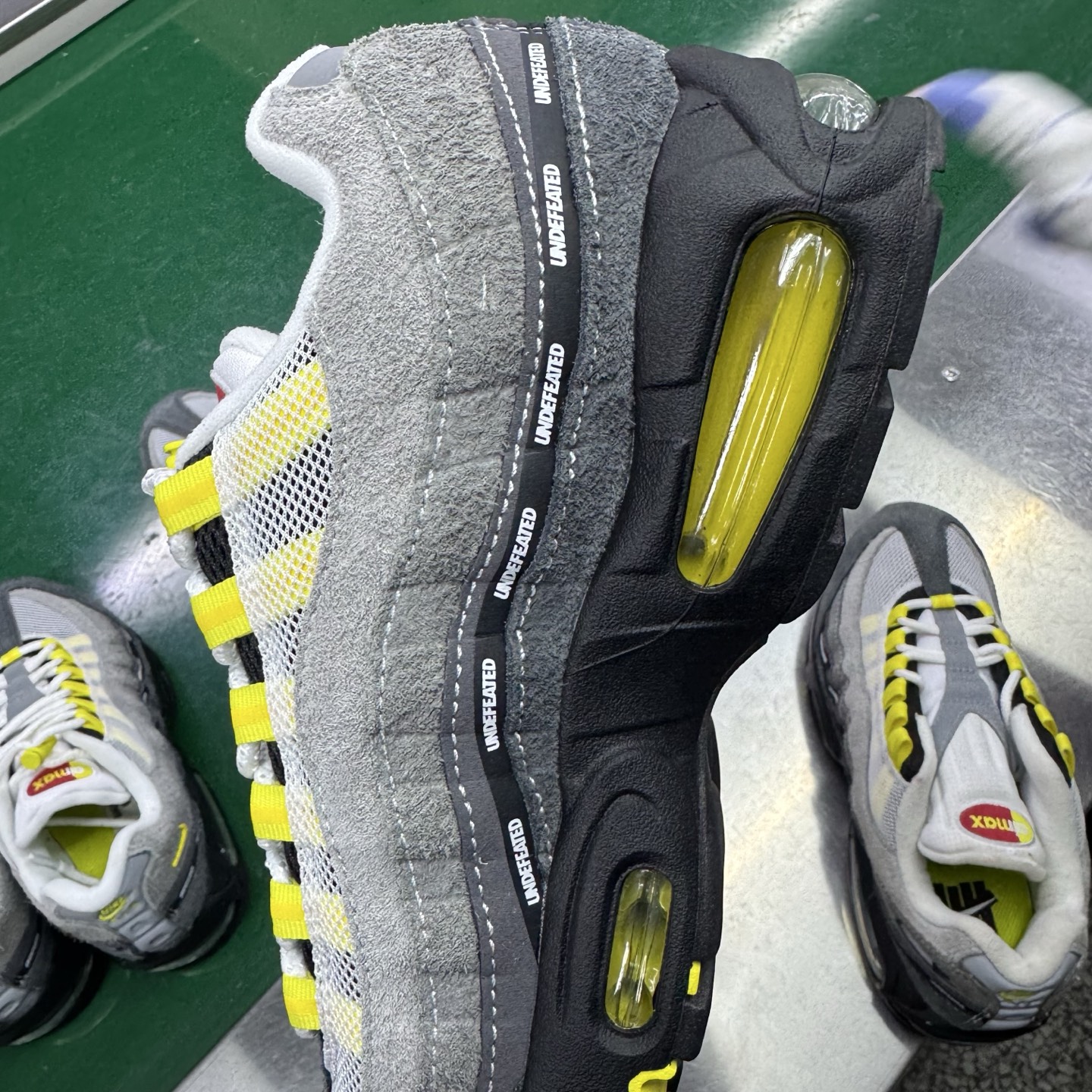 图片[7]-＃SF外贸特供 UNDEFEATED x NK Air Max 95 SP 上海限定 联名灰黄 IB4523-002 亲自操刀耗时半年开发 重金购买全套印尼原厂纸板楦头开发 2025官方主推系列 致敬诞生30周年的传奇鞋型 Air Max 95 系列再度重磅复刻归来 以全新配色续写光辉历史 更以现代手法重塑经典 将复古风格与前沿科技完美融合 一比一鞋头弧度高度鞋身弧度 东莞原厂模具大底 一码一模 原厂高韧性Tpu 独家供应35.5 45.5 48.5 49.5 50.5 原厂特供同批次皮料与Zp零色差 原厂特供内外标均可过绿X扫描认证 独家原装Big Bubble气垫 气垫体积更大 提供更强的缓震性能和回弹性 进口玻璃冲刀皮料裁剪零毛边 电脑针车工艺 鞋面不留荧光细节 平台可冲 超高鞋面清洁度 最高QC检验标准 控制溢胶瑕疵 每一双都是工艺品 实拍调校N版已经零色差零失真 百分百还原实物色彩所见即所得 不存在货不对板色差等低级问题 选购参考实物拍摄 不混卖不参货 只用心做好货严格选品 承诺混一赔十 尺码：35.5 36 36.5 37.5 38 38.5 39 40 40.5 41 42 42.5 43 44 44.5 45 45.5 46 47.5 48.5 49.5 50.5-选品中心