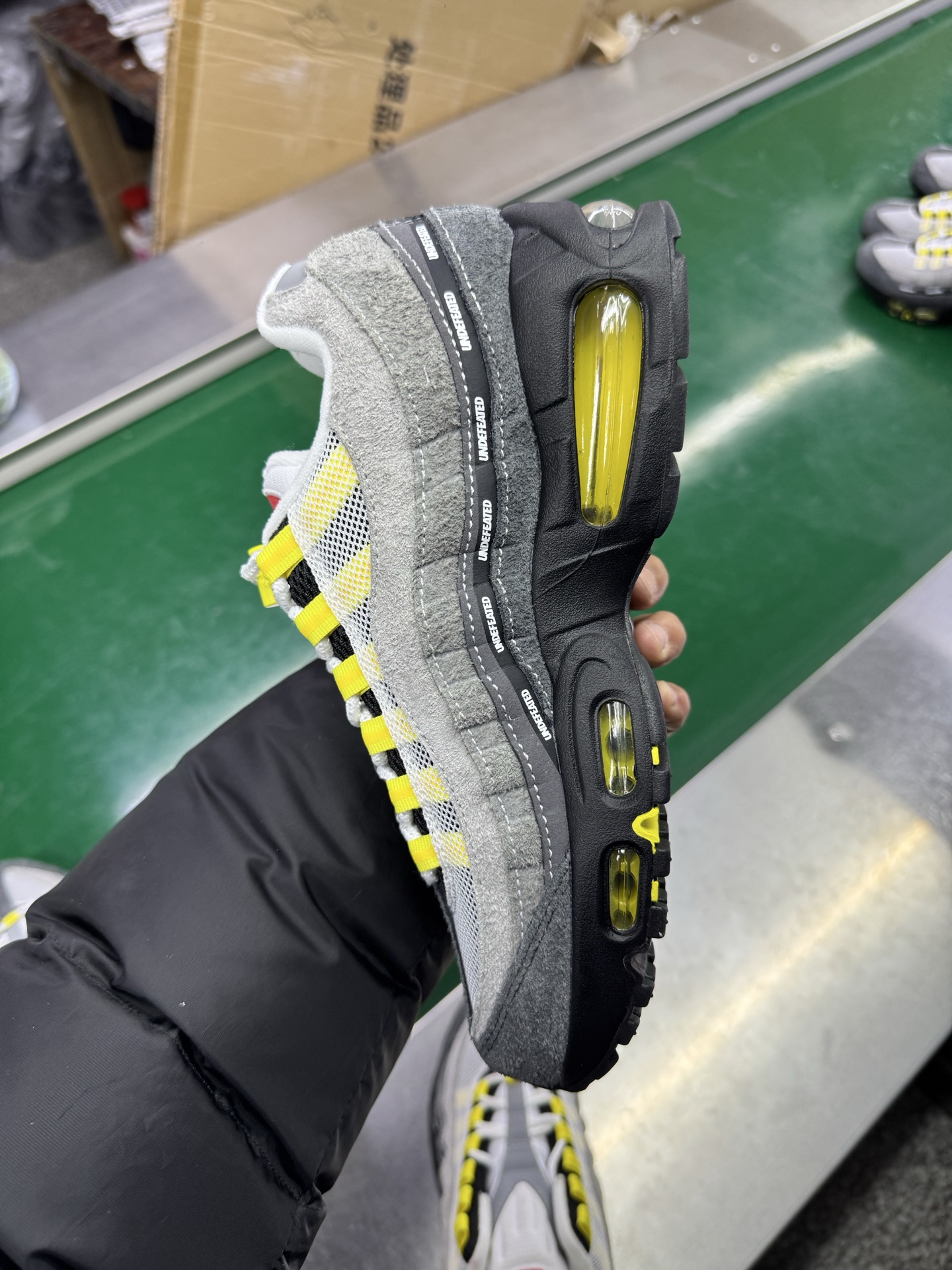 图片[4]-＃SF外贸特供 UNDEFEATED x NK Air Max 95 SP 上海限定 联名灰黄 IB4523-002 亲自操刀耗时半年开发 重金购买全套印尼原厂纸板楦头开发 2025官方主推系列 致敬诞生30周年的传奇鞋型 Air Max 95 系列再度重磅复刻归来 以全新配色续写光辉历史 更以现代手法重塑经典 将复古风格与前沿科技完美融合 一比一鞋头弧度高度鞋身弧度 东莞原厂模具大底 一码一模 原厂高韧性Tpu 独家供应35.5 45.5 48.5 49.5 50.5 原厂特供同批次皮料与Zp零色差 原厂特供内外标均可过绿X扫描认证 独家原装Big Bubble气垫 气垫体积更大 提供更强的缓震性能和回弹性 进口玻璃冲刀皮料裁剪零毛边 电脑针车工艺 鞋面不留荧光细节 平台可冲 超高鞋面清洁度 最高QC检验标准 控制溢胶瑕疵 每一双都是工艺品 实拍调校N版已经零色差零失真 百分百还原实物色彩所见即所得 不存在货不对板色差等低级问题 选购参考实物拍摄 不混卖不参货 只用心做好货严格选品 承诺混一赔十 尺码：35.5 36 36.5 37.5 38 38.5 39 40 40.5 41 42 42.5 43 44 44.5 45 45.5 46 47.5 48.5 49.5 50.5-选品中心