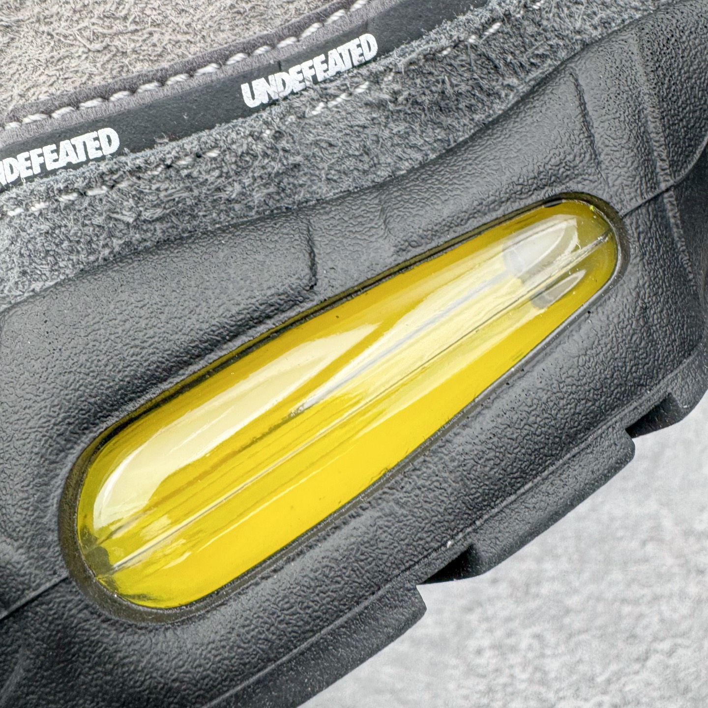 图片[18]-＃SF外贸特供 UNDEFEATED x NK Air Max 95 SP 上海限定 联名灰黄 IB4523-002 亲自操刀耗时半年开发 重金购买全套印尼原厂纸板楦头开发 2025官方主推系列 致敬诞生30周年的传奇鞋型 Air Max 95 系列再度重磅复刻归来 以全新配色续写光辉历史 更以现代手法重塑经典 将复古风格与前沿科技完美融合 一比一鞋头弧度高度鞋身弧度 东莞原厂模具大底 一码一模 原厂高韧性Tpu 独家供应35.5 45.5 48.5 49.5 50.5 原厂特供同批次皮料与Zp零色差 原厂特供内外标均可过绿X扫描认证 独家原装Big Bubble气垫 气垫体积更大 提供更强的缓震性能和回弹性 进口玻璃冲刀皮料裁剪零毛边 电脑针车工艺 鞋面不留荧光细节 平台可冲 超高鞋面清洁度 最高QC检验标准 控制溢胶瑕疵 每一双都是工艺品 实拍调校N版已经零色差零失真 百分百还原实物色彩所见即所得 不存在货不对板色差等低级问题 选购参考实物拍摄 不混卖不参货 只用心做好货严格选品 承诺混一赔十 尺码：35.5 36 36.5 37.5 38 38.5 39 40 40.5 41 42 42.5 43 44 44.5 45 45.5 46 47.5 48.5 49.5 50.5-选品中心