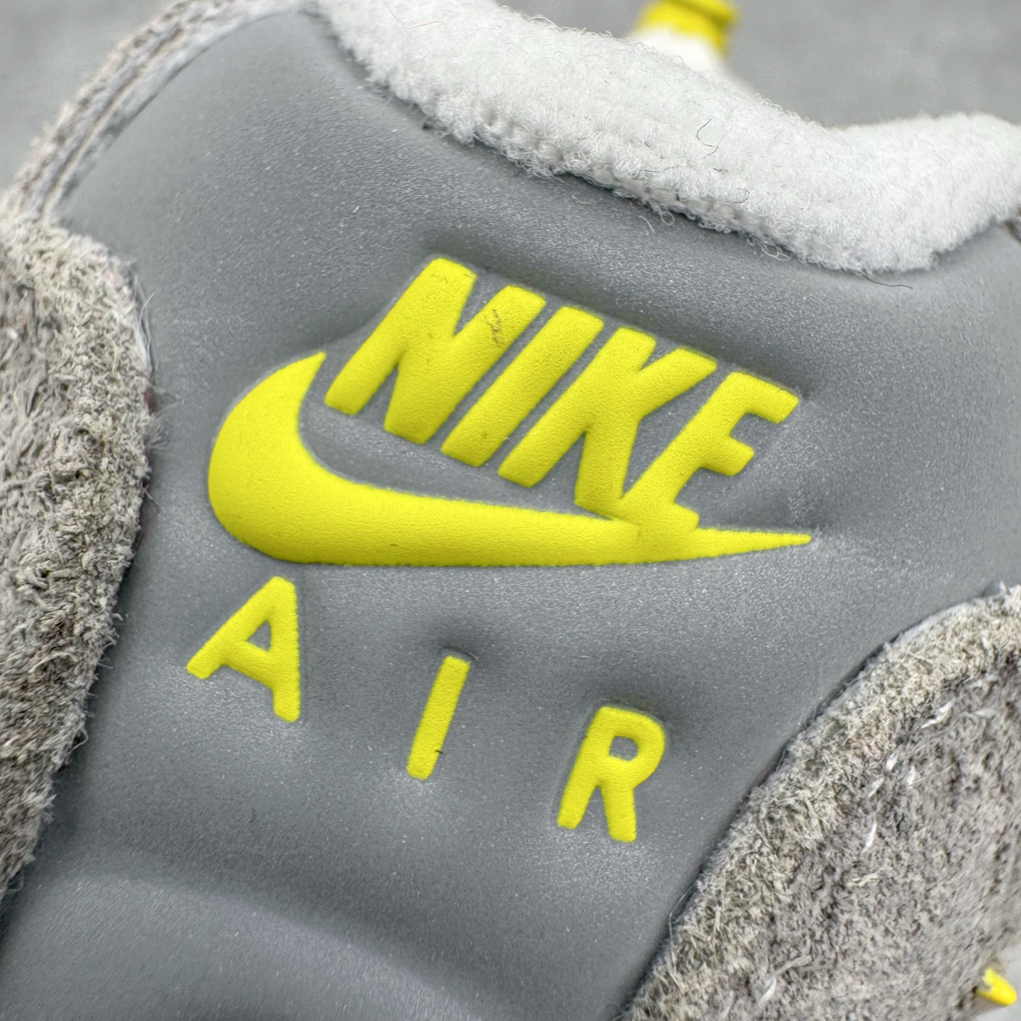 图片[15]-＃SF外贸特供 UNDEFEATED x NK Air Max 95 SP 上海限定 联名灰黄 IB4523-002 亲自操刀耗时半年开发 重金购买全套印尼原厂纸板楦头开发 2025官方主推系列 致敬诞生30周年的传奇鞋型 Air Max 95 系列再度重磅复刻归来 以全新配色续写光辉历史 更以现代手法重塑经典 将复古风格与前沿科技完美融合 一比一鞋头弧度高度鞋身弧度 东莞原厂模具大底 一码一模 原厂高韧性Tpu 独家供应35.5 45.5 48.5 49.5 50.5 原厂特供同批次皮料与Zp零色差 原厂特供内外标均可过绿X扫描认证 独家原装Big Bubble气垫 气垫体积更大 提供更强的缓震性能和回弹性 进口玻璃冲刀皮料裁剪零毛边 电脑针车工艺 鞋面不留荧光细节 平台可冲 超高鞋面清洁度 最高QC检验标准 控制溢胶瑕疵 每一双都是工艺品 实拍调校N版已经零色差零失真 百分百还原实物色彩所见即所得 不存在货不对板色差等低级问题 选购参考实物拍摄 不混卖不参货 只用心做好货严格选品 承诺混一赔十 尺码：35.5 36 36.5 37.5 38 38.5 39 40 40.5 41 42 42.5 43 44 44.5 45 45.5 46 47.5 48.5 49.5 50.5-选品中心