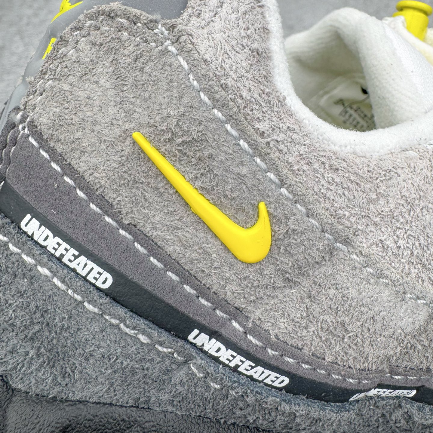 图片[16]-＃SF外贸特供 UNDEFEATED x NK Air Max 95 SP 上海限定 联名灰黄 IB4523-002 亲自操刀耗时半年开发 重金购买全套印尼原厂纸板楦头开发 2025官方主推系列 致敬诞生30周年的传奇鞋型 Air Max 95 系列再度重磅复刻归来 以全新配色续写光辉历史 更以现代手法重塑经典 将复古风格与前沿科技完美融合 一比一鞋头弧度高度鞋身弧度 东莞原厂模具大底 一码一模 原厂高韧性Tpu 独家供应35.5 45.5 48.5 49.5 50.5 原厂特供同批次皮料与Zp零色差 原厂特供内外标均可过绿X扫描认证 独家原装Big Bubble气垫 气垫体积更大 提供更强的缓震性能和回弹性 进口玻璃冲刀皮料裁剪零毛边 电脑针车工艺 鞋面不留荧光细节 平台可冲 超高鞋面清洁度 最高QC检验标准 控制溢胶瑕疵 每一双都是工艺品 实拍调校N版已经零色差零失真 百分百还原实物色彩所见即所得 不存在货不对板色差等低级问题 选购参考实物拍摄 不混卖不参货 只用心做好货严格选品 承诺混一赔十 尺码：35.5 36 36.5 37.5 38 38.5 39 40 40.5 41 42 42.5 43 44 44.5 45 45.5 46 47.5 48.5 49.5 50.5-选品中心