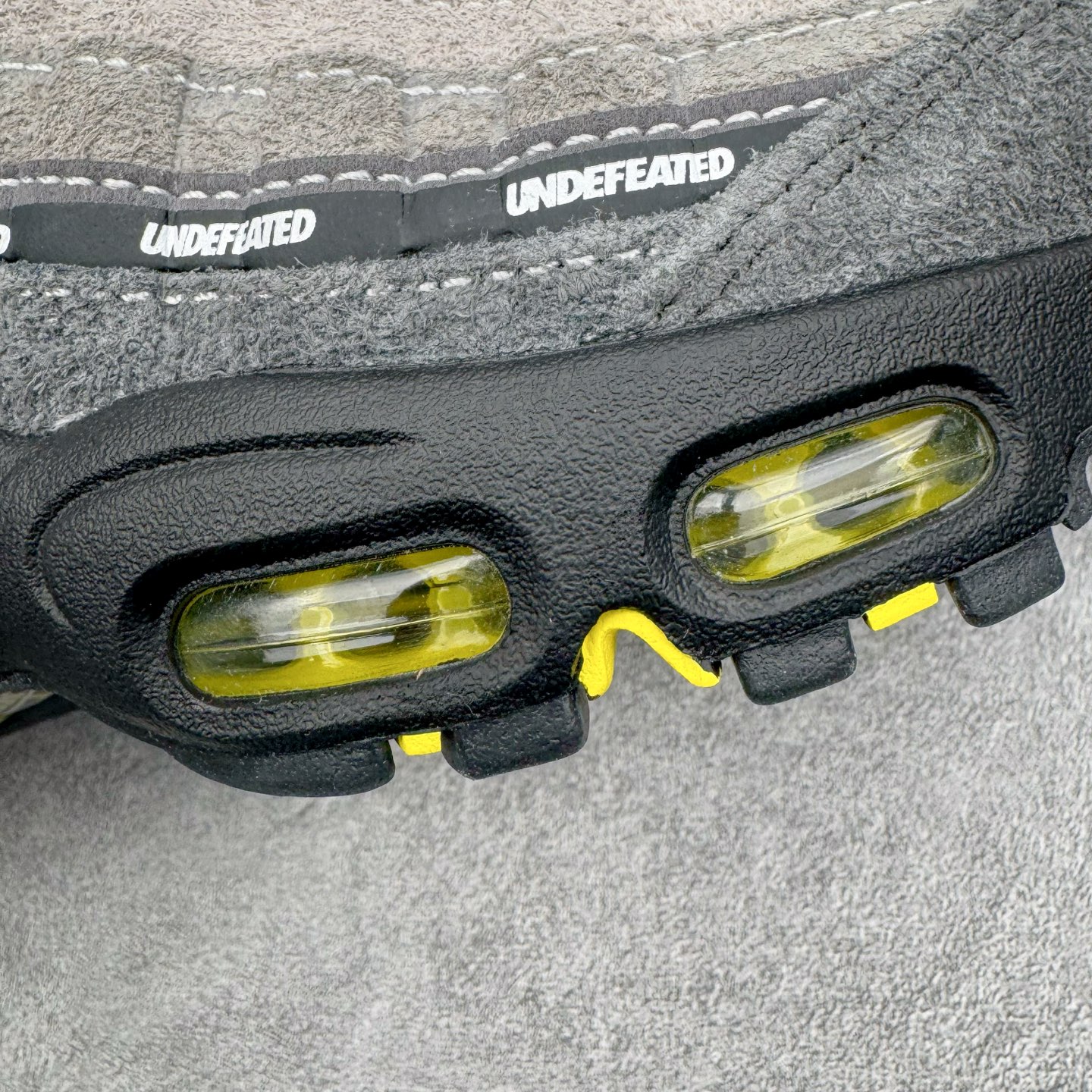 图片[12]-＃SF外贸特供 UNDEFEATED x NK Air Max 95 SP 上海限定 联名灰黄 IB4523-002 亲自操刀耗时半年开发 重金购买全套印尼原厂纸板楦头开发 2025官方主推系列 致敬诞生30周年的传奇鞋型 Air Max 95 系列再度重磅复刻归来 以全新配色续写光辉历史 更以现代手法重塑经典 将复古风格与前沿科技完美融合 一比一鞋头弧度高度鞋身弧度 东莞原厂模具大底 一码一模 原厂高韧性Tpu 独家供应35.5 45.5 48.5 49.5 50.5 原厂特供同批次皮料与Zp零色差 原厂特供内外标均可过绿X扫描认证 独家原装Big Bubble气垫 气垫体积更大 提供更强的缓震性能和回弹性 进口玻璃冲刀皮料裁剪零毛边 电脑针车工艺 鞋面不留荧光细节 平台可冲 超高鞋面清洁度 最高QC检验标准 控制溢胶瑕疵 每一双都是工艺品 实拍调校N版已经零色差零失真 百分百还原实物色彩所见即所得 不存在货不对板色差等低级问题 选购参考实物拍摄 不混卖不参货 只用心做好货严格选品 承诺混一赔十 尺码：35.5 36 36.5 37.5 38 38.5 39 40 40.5 41 42 42.5 43 44 44.5 45 45.5 46 47.5 48.5 49.5 50.5-选品中心