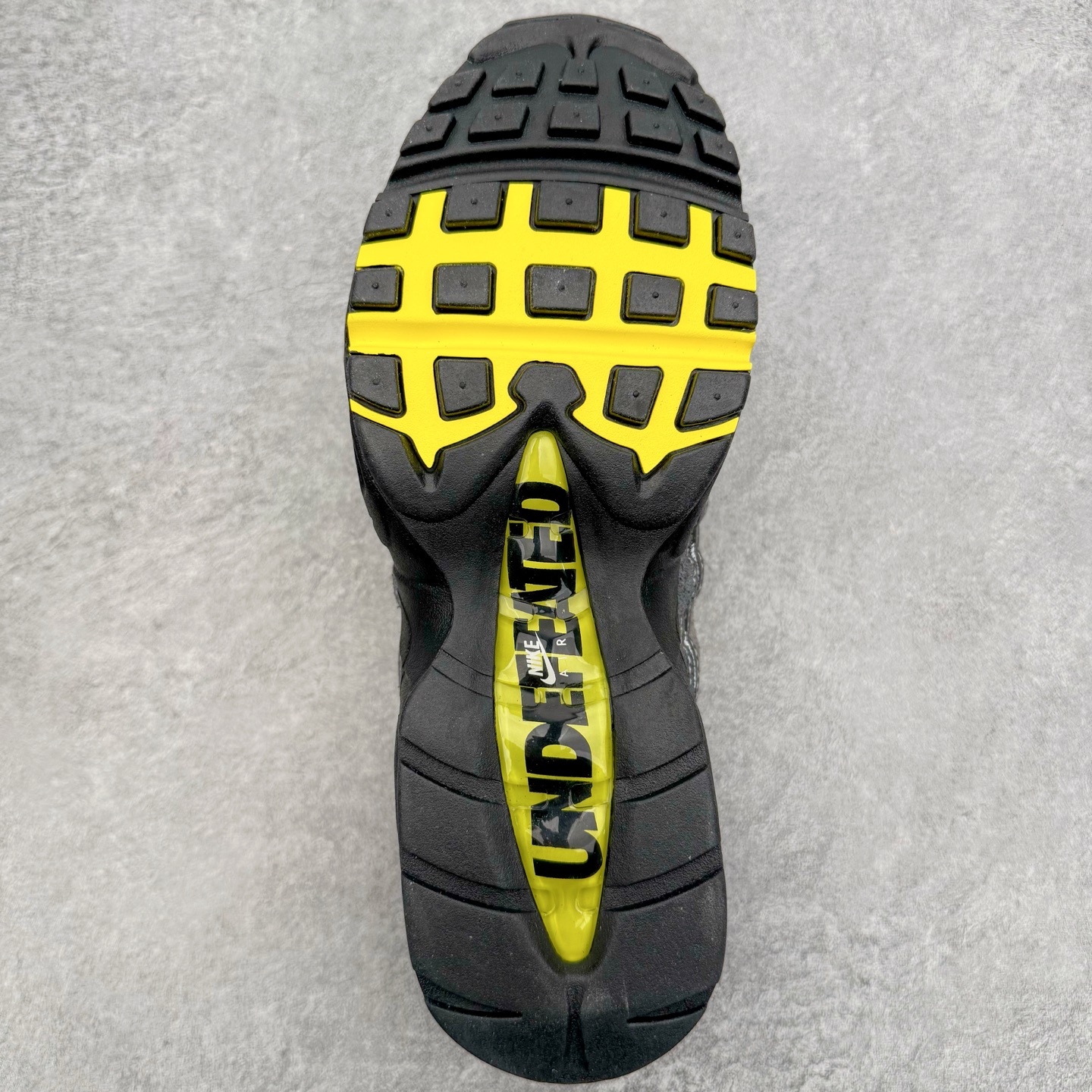 图片[9]-＃SF外贸特供 UNDEFEATED x NK Air Max 95 SP 上海限定 联名灰黄 IB4523-002 亲自操刀耗时半年开发 重金购买全套印尼原厂纸板楦头开发 2025官方主推系列 致敬诞生30周年的传奇鞋型 Air Max 95 系列再度重磅复刻归来 以全新配色续写光辉历史 更以现代手法重塑经典 将复古风格与前沿科技完美融合 一比一鞋头弧度高度鞋身弧度 东莞原厂模具大底 一码一模 原厂高韧性Tpu 独家供应35.5 45.5 48.5 49.5 50.5 原厂特供同批次皮料与Zp零色差 原厂特供内外标均可过绿X扫描认证 独家原装Big Bubble气垫 气垫体积更大 提供更强的缓震性能和回弹性 进口玻璃冲刀皮料裁剪零毛边 电脑针车工艺 鞋面不留荧光细节 平台可冲 超高鞋面清洁度 最高QC检验标准 控制溢胶瑕疵 每一双都是工艺品 实拍调校N版已经零色差零失真 百分百还原实物色彩所见即所得 不存在货不对板色差等低级问题 选购参考实物拍摄 不混卖不参货 只用心做好货严格选品 承诺混一赔十 尺码：35.5 36 36.5 37.5 38 38.5 39 40 40.5 41 42 42.5 43 44 44.5 45 45.5 46 47.5 48.5 49.5 50.5-选品中心
