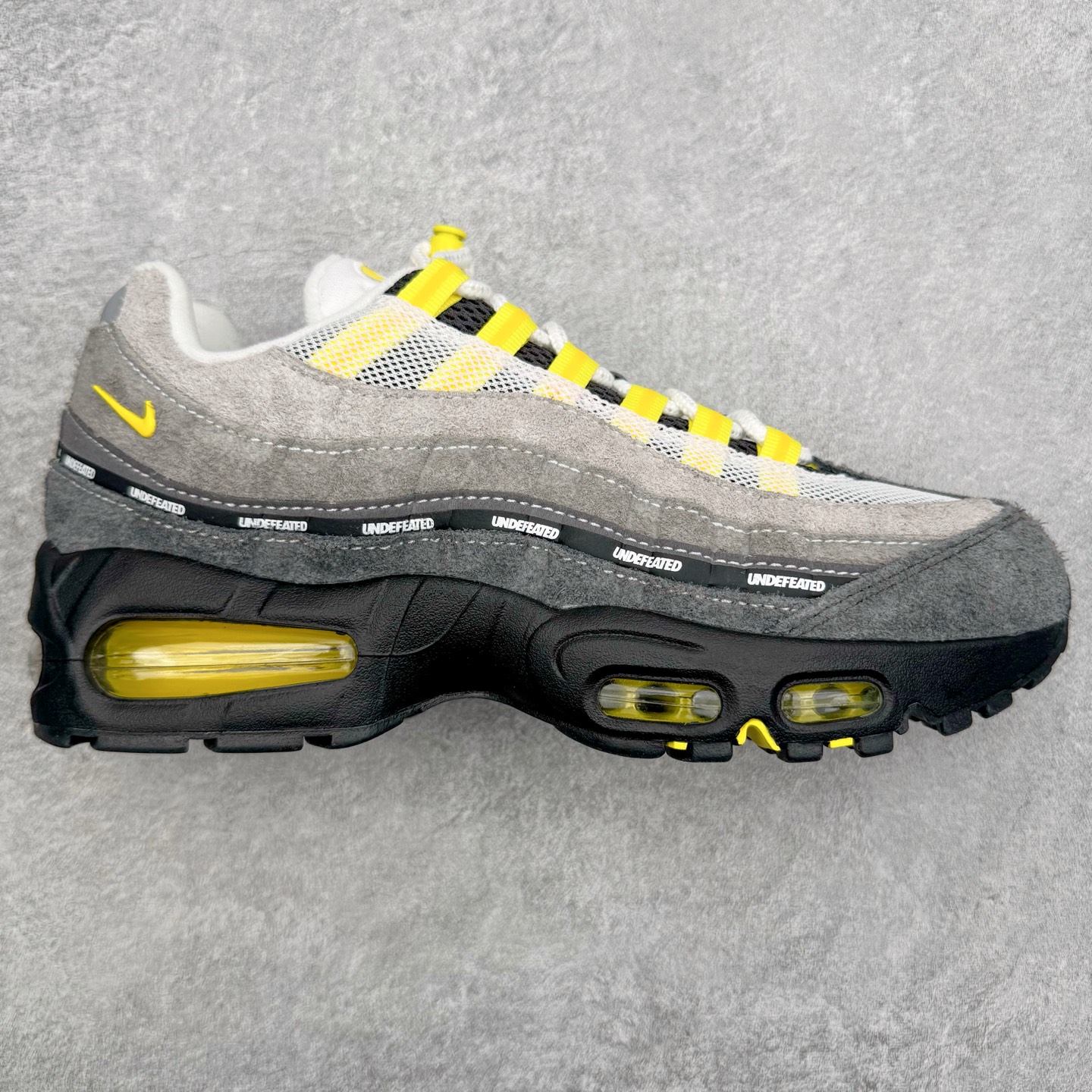 ＃SF外贸特供 UNDEFEATED x NK Air Max 95 SP 上海限定 联名灰黄 IB4523-002 亲自操刀耗时半年开发 重金购买全套印尼原厂纸板楦头开发 2025官方主推系列 致敬诞生30周年的传奇鞋型 Air Max 95 系列再度重磅复刻归来 以全新配色续写光辉历史 更以现代手法重塑经典 将复古风格与前沿科技完美融合 一比一鞋头弧度高度鞋身弧度 东莞原厂模具大底 一码一模 原厂高韧性Tpu 独家供应35.5 45.5 48.5 49.5 50.5 原厂特供同批次皮料与Zp零色差 原厂特供内外标均可过绿X扫描认证 独家原装Big Bubble气垫 气垫体积更大 提供更强的缓震性能和回弹性 进口玻璃冲刀皮料裁剪零毛边 电脑针车工艺 鞋面不留荧光细节 平台可冲 超高鞋面清洁度 最高QC检验标准 控制溢胶瑕疵 每一双都是工艺品 实拍调校N版已经零色差零失真 百分百还原实物色彩所见即所得 不存在货不对板色差等低级问题 选购参考实物拍摄 不混卖不参货 只用心做好货严格选品 承诺混一赔十 尺码：35.5 36 36.5 37.5 38 38.5 39 40 40.5 41 42 42.5 43 44 44.5 45 45.5 46 47.5 48.5 49.5 50.5-选品中心