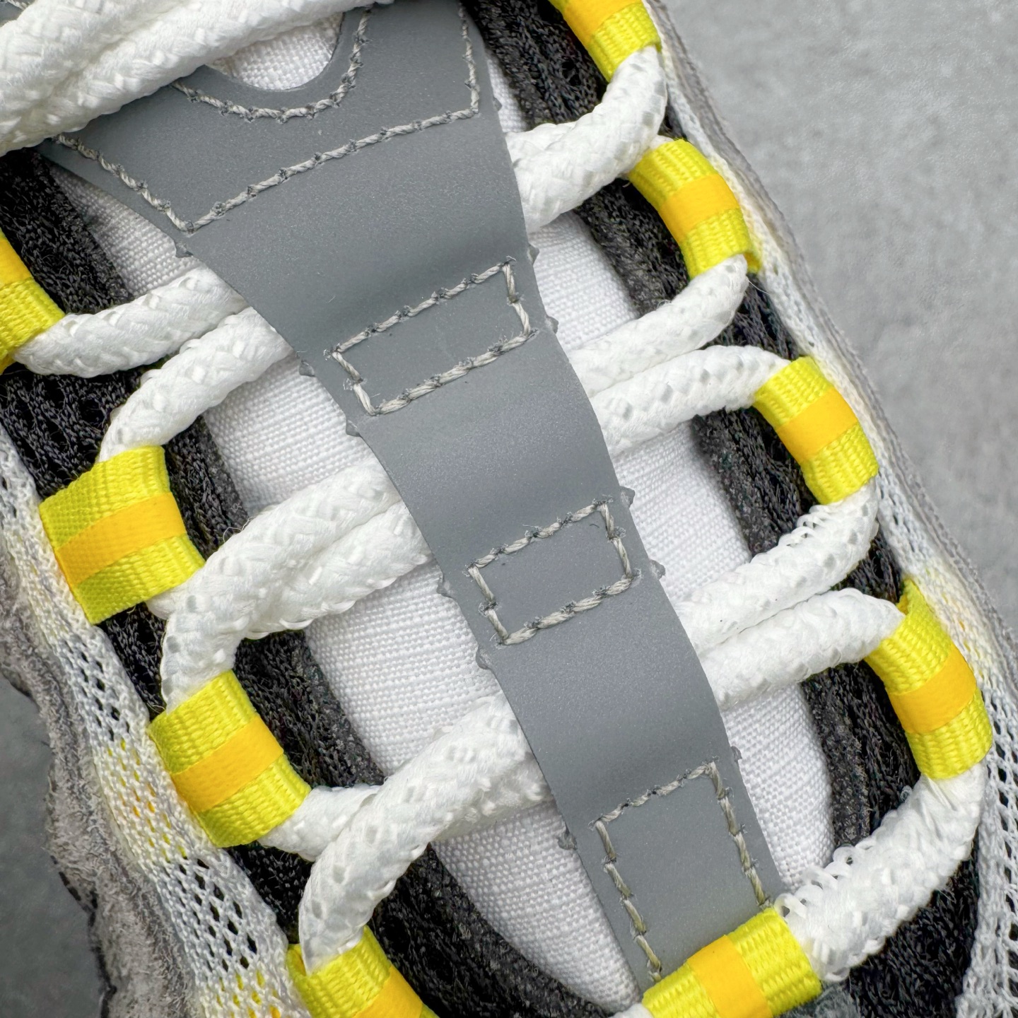 图片[20]-＃SF外贸特供 UNDEFEATED x NK Air Max 95 SP 上海限定 联名灰黄 IB4523-002 亲自操刀耗时半年开发 重金购买全套印尼原厂纸板楦头开发 2025官方主推系列 致敬诞生30周年的传奇鞋型 Air Max 95 系列再度重磅复刻归来 以全新配色续写光辉历史 更以现代手法重塑经典 将复古风格与前沿科技完美融合 一比一鞋头弧度高度鞋身弧度 东莞原厂模具大底 一码一模 原厂高韧性Tpu 独家供应35.5 45.5 48.5 49.5 50.5 原厂特供同批次皮料与Zp零色差 原厂特供内外标均可过绿X扫描认证 独家原装Big Bubble气垫 气垫体积更大 提供更强的缓震性能和回弹性 进口玻璃冲刀皮料裁剪零毛边 电脑针车工艺 鞋面不留荧光细节 平台可冲 超高鞋面清洁度 最高QC检验标准 控制溢胶瑕疵 每一双都是工艺品 实拍调校N版已经零色差零失真 百分百还原实物色彩所见即所得 不存在货不对板色差等低级问题 选购参考实物拍摄 不混卖不参货 只用心做好货严格选品 承诺混一赔十 尺码：35.5 36 36.5 37.5 38 38.5 39 40 40.5 41 42 42.5 43 44 44.5 45 45.5 46 47.5 48.5 49.5 50.5-选品中心