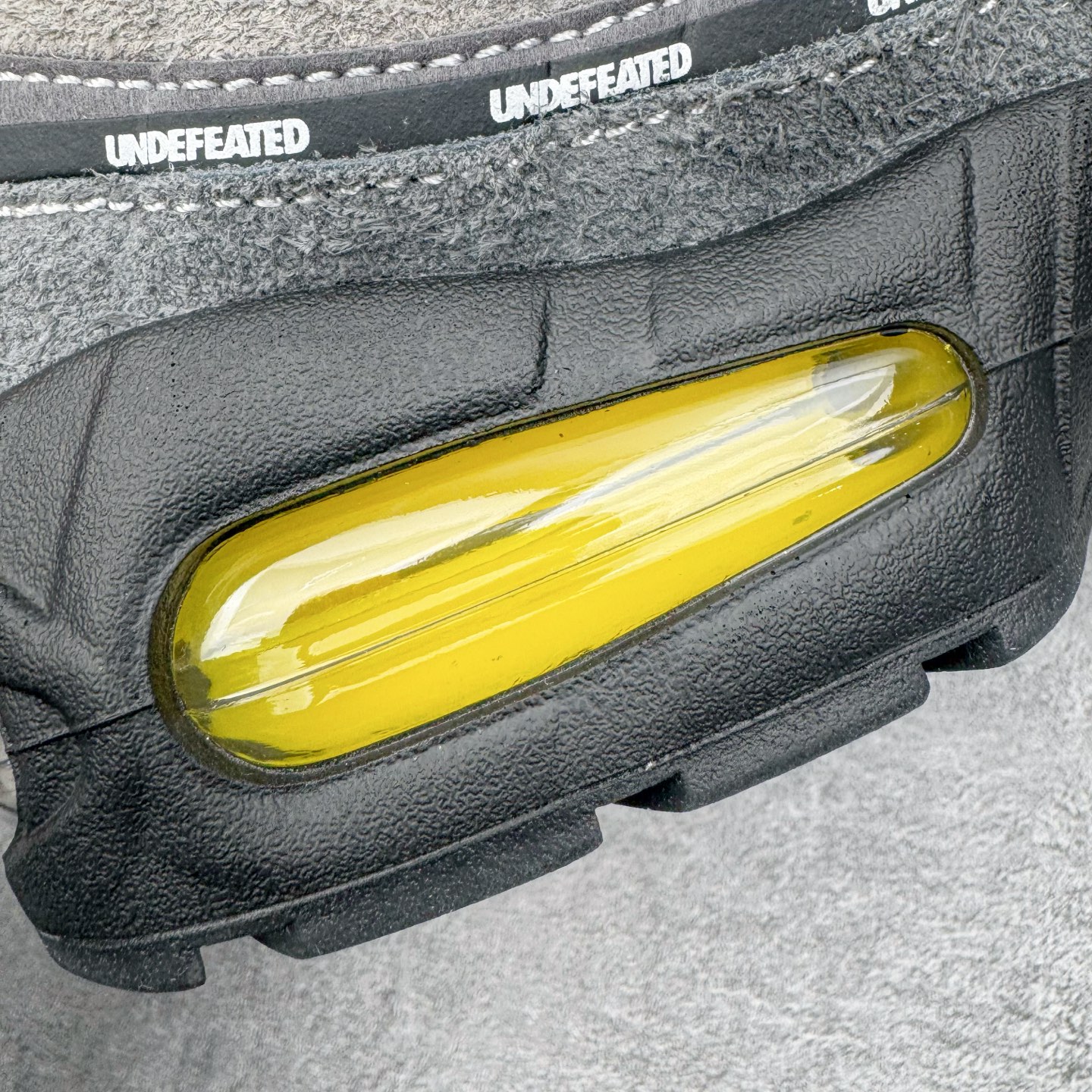 图片[14]-＃SF外贸特供 UNDEFEATED x NK Air Max 95 SP 上海限定 联名灰黄 IB4523-002 亲自操刀耗时半年开发 重金购买全套印尼原厂纸板楦头开发 2025官方主推系列 致敬诞生30周年的传奇鞋型 Air Max 95 系列再度重磅复刻归来 以全新配色续写光辉历史 更以现代手法重塑经典 将复古风格与前沿科技完美融合 一比一鞋头弧度高度鞋身弧度 东莞原厂模具大底 一码一模 原厂高韧性Tpu 独家供应35.5 45.5 48.5 49.5 50.5 原厂特供同批次皮料与Zp零色差 原厂特供内外标均可过绿X扫描认证 独家原装Big Bubble气垫 气垫体积更大 提供更强的缓震性能和回弹性 进口玻璃冲刀皮料裁剪零毛边 电脑针车工艺 鞋面不留荧光细节 平台可冲 超高鞋面清洁度 最高QC检验标准 控制溢胶瑕疵 每一双都是工艺品 实拍调校N版已经零色差零失真 百分百还原实物色彩所见即所得 不存在货不对板色差等低级问题 选购参考实物拍摄 不混卖不参货 只用心做好货严格选品 承诺混一赔十 尺码：35.5 36 36.5 37.5 38 38.5 39 40 40.5 41 42 42.5 43 44 44.5 45 45.5 46 47.5 48.5 49.5 50.5-选品中心