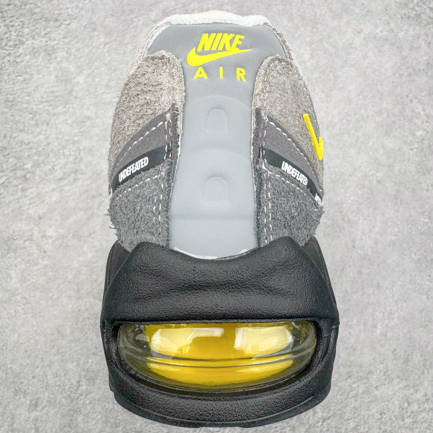 图片[8]-＃SF外贸特供 UNDEFEATED x NK Air Max 95 SP 上海限定 联名灰黄 IB4523-002 亲自操刀耗时半年开发 重金购买全套印尼原厂纸板楦头开发 2025官方主推系列 致敬诞生30周年的传奇鞋型 Air Max 95 系列再度重磅复刻归来 以全新配色续写光辉历史 更以现代手法重塑经典 将复古风格与前沿科技完美融合 一比一鞋头弧度高度鞋身弧度 东莞原厂模具大底 一码一模 原厂高韧性Tpu 独家供应35.5 45.5 48.5 49.5 50.5 原厂特供同批次皮料与Zp零色差 原厂特供内外标均可过绿X扫描认证 独家原装Big Bubble气垫 气垫体积更大 提供更强的缓震性能和回弹性 进口玻璃冲刀皮料裁剪零毛边 电脑针车工艺 鞋面不留荧光细节 平台可冲 超高鞋面清洁度 最高QC检验标准 控制溢胶瑕疵 每一双都是工艺品 实拍调校N版已经零色差零失真 百分百还原实物色彩所见即所得 不存在货不对板色差等低级问题 选购参考实物拍摄 不混卖不参货 只用心做好货严格选品 承诺混一赔十 尺码：35.5 36 36.5 37.5 38 38.5 39 40 40.5 41 42 42.5 43 44 44.5 45 45.5 46 47.5 48.5 49.5 50.5-选品中心