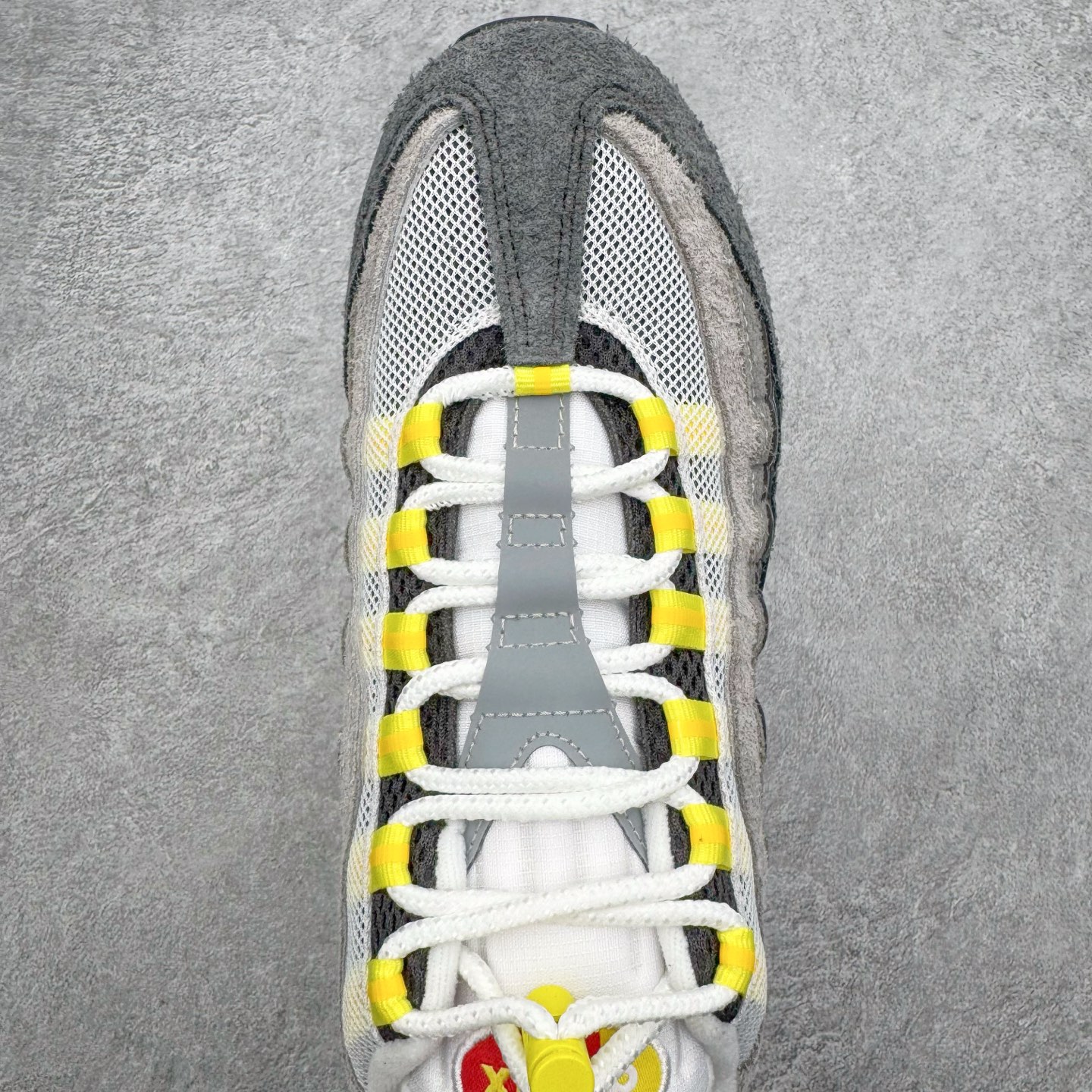 图片[4]-＃SF外贸特供 UNDEFEATED x NK Air Max 95 SP 上海限定 联名灰黄 IB4523-002 亲自操刀耗时半年开发 重金购买全套印尼原厂纸板楦头开发 2025官方主推系列 致敬诞生30周年的传奇鞋型 Air Max 95 系列再度重磅复刻归来 以全新配色续写光辉历史 更以现代手法重塑经典 将复古风格与前沿科技完美融合 一比一鞋头弧度高度鞋身弧度 东莞原厂模具大底 一码一模 原厂高韧性Tpu 独家供应35.5 45.5 48.5 49.5 50.5 原厂特供同批次皮料与Zp零色差 原厂特供内外标均可过绿X扫描认证 独家原装Big Bubble气垫 气垫体积更大 提供更强的缓震性能和回弹性 进口玻璃冲刀皮料裁剪零毛边 电脑针车工艺 鞋面不留荧光细节 平台可冲 超高鞋面清洁度 最高QC检验标准 控制溢胶瑕疵 每一双都是工艺品 实拍调校N版已经零色差零失真 百分百还原实物色彩所见即所得 不存在货不对板色差等低级问题 选购参考实物拍摄 不混卖不参货 只用心做好货严格选品 承诺混一赔十 尺码：35.5 36 36.5 37.5 38 38.5 39 40 40.5 41 42 42.5 43 44 44.5 45 45.5 46 47.5 48.5 49.5 50.5-选品中心