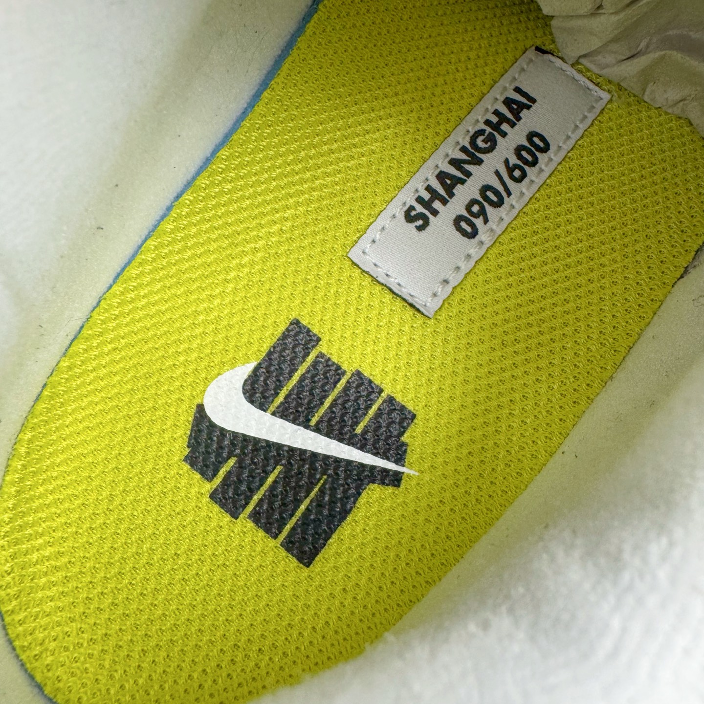 图片[24]-＃SF外贸特供 UNDEFEATED x NK Air Max 95 SP 上海限定 联名灰黄 IB4523-002 亲自操刀耗时半年开发 重金购买全套印尼原厂纸板楦头开发 2025官方主推系列 致敬诞生30周年的传奇鞋型 Air Max 95 系列再度重磅复刻归来 以全新配色续写光辉历史 更以现代手法重塑经典 将复古风格与前沿科技完美融合 一比一鞋头弧度高度鞋身弧度 东莞原厂模具大底 一码一模 原厂高韧性Tpu 独家供应35.5 45.5 48.5 49.5 50.5 原厂特供同批次皮料与Zp零色差 原厂特供内外标均可过绿X扫描认证 独家原装Big Bubble气垫 气垫体积更大 提供更强的缓震性能和回弹性 进口玻璃冲刀皮料裁剪零毛边 电脑针车工艺 鞋面不留荧光细节 平台可冲 超高鞋面清洁度 最高QC检验标准 控制溢胶瑕疵 每一双都是工艺品 实拍调校N版已经零色差零失真 百分百还原实物色彩所见即所得 不存在货不对板色差等低级问题 选购参考实物拍摄 不混卖不参货 只用心做好货严格选品 承诺混一赔十 尺码：35.5 36 36.5 37.5 38 38.5 39 40 40.5 41 42 42.5 43 44 44.5 45 45.5 46 47.5 48.5 49.5 50.5-选品中心