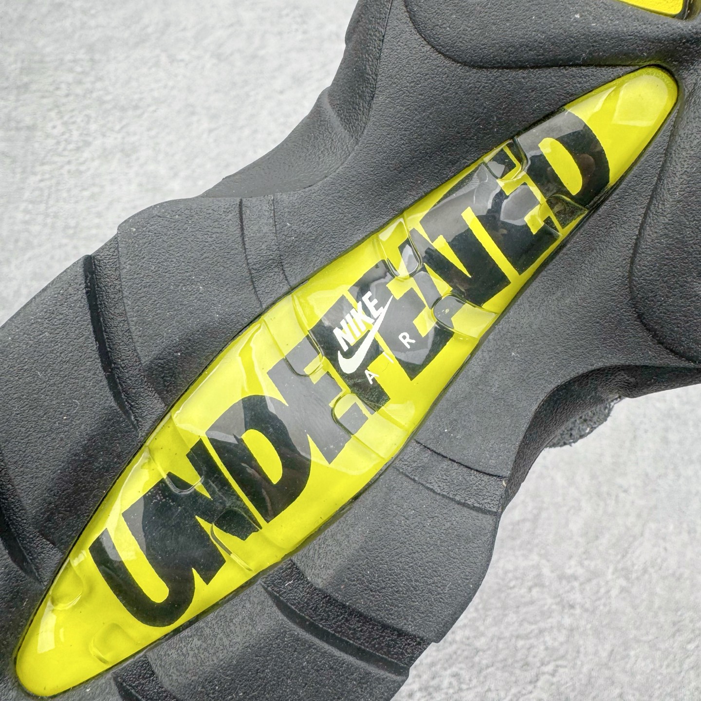 图片[13]-＃SF外贸特供 UNDEFEATED x NK Air Max 95 SP 上海限定 联名灰黄 IB4523-002 亲自操刀耗时半年开发 重金购买全套印尼原厂纸板楦头开发 2025官方主推系列 致敬诞生30周年的传奇鞋型 Air Max 95 系列再度重磅复刻归来 以全新配色续写光辉历史 更以现代手法重塑经典 将复古风格与前沿科技完美融合 一比一鞋头弧度高度鞋身弧度 东莞原厂模具大底 一码一模 原厂高韧性Tpu 独家供应35.5 45.5 48.5 49.5 50.5 原厂特供同批次皮料与Zp零色差 原厂特供内外标均可过绿X扫描认证 独家原装Big Bubble气垫 气垫体积更大 提供更强的缓震性能和回弹性 进口玻璃冲刀皮料裁剪零毛边 电脑针车工艺 鞋面不留荧光细节 平台可冲 超高鞋面清洁度 最高QC检验标准 控制溢胶瑕疵 每一双都是工艺品 实拍调校N版已经零色差零失真 百分百还原实物色彩所见即所得 不存在货不对板色差等低级问题 选购参考实物拍摄 不混卖不参货 只用心做好货严格选品 承诺混一赔十 尺码：35.5 36 36.5 37.5 38 38.5 39 40 40.5 41 42 42.5 43 44 44.5 45 45.5 46 47.5 48.5 49.5 50.5-选品中心