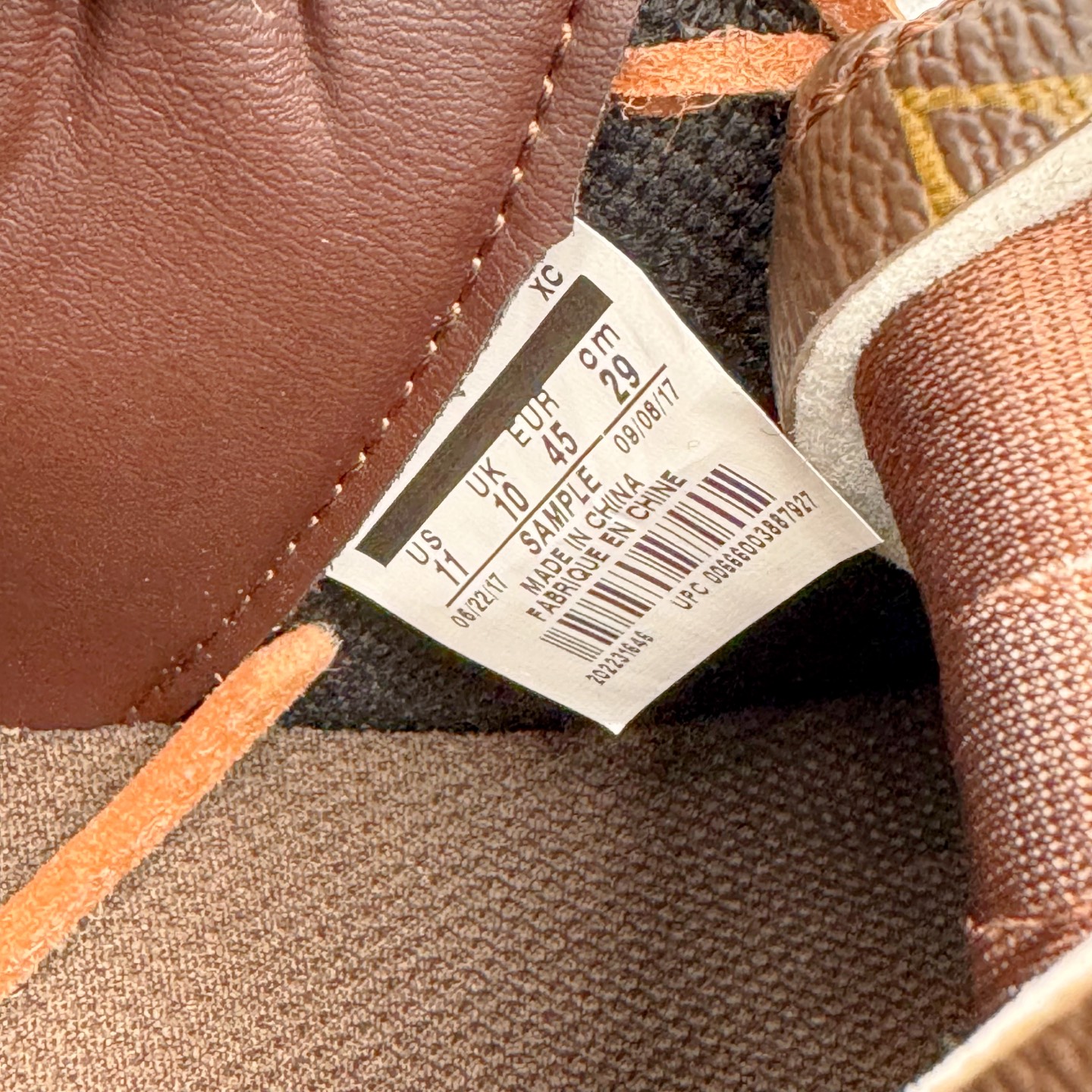 图片[20]-LV x OFF-White x Air Jordan AJ1 OW三方联名定制款 老花手提箱 细节奉上👏🏻专属LV 布满鞋身 皮革打造 超级限量 有一种鞋叫做看着就很贵 逼王来 配驴牌手提箱一个 逼格极高 收藏也不错 尺码：36 36.5 37.5 38 38.5 39 40 40.5 41 42 42.5 43 44 44.5 45 46-选品中心