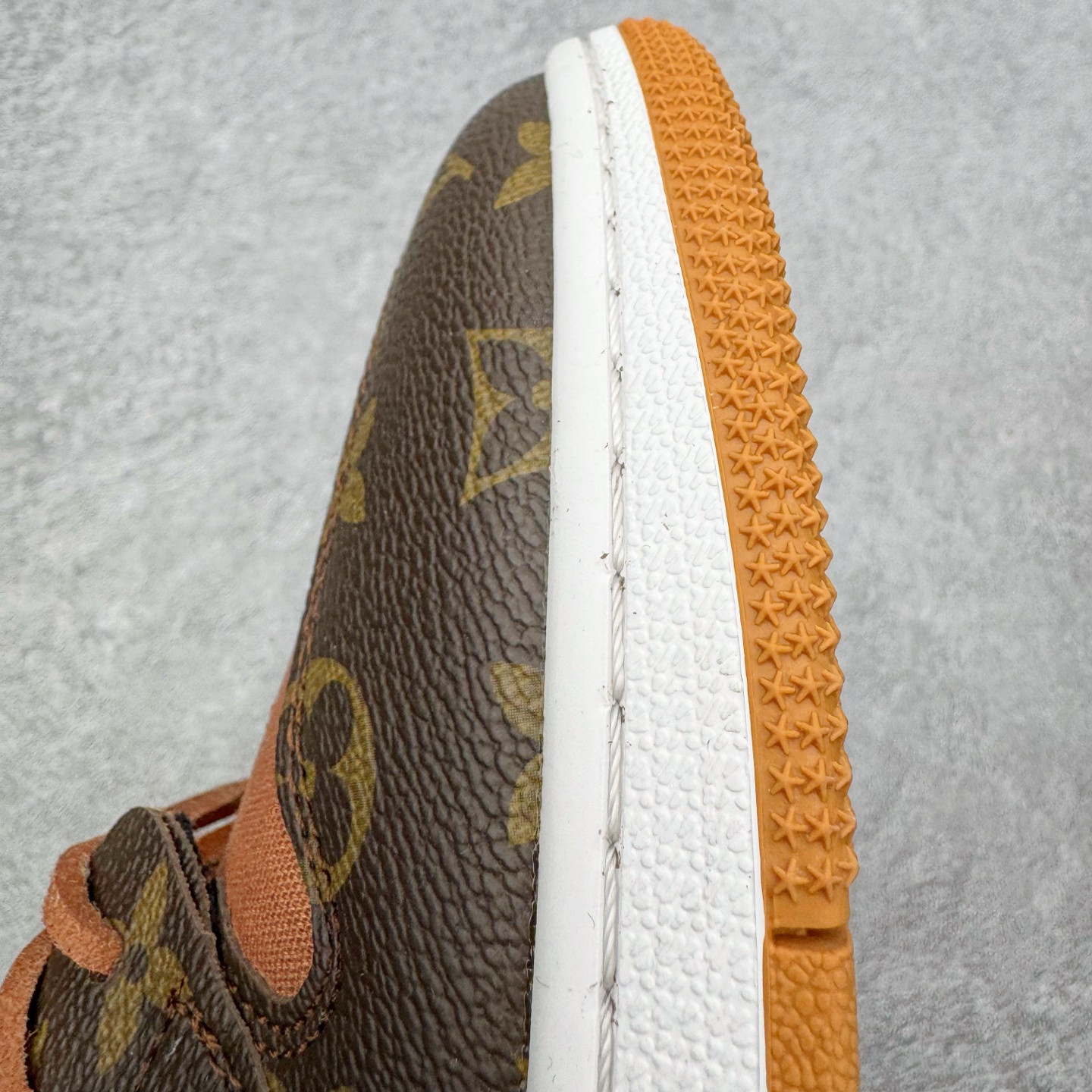 图片[21]-LV x OFF-White x Air Jordan AJ1 OW三方联名定制款 老花手提箱 细节奉上👏🏻专属LV 布满鞋身 皮革打造 超级限量 有一种鞋叫做看着就很贵 逼王来 配驴牌手提箱一个 逼格极高 收藏也不错 尺码：36 36.5 37.5 38 38.5 39 40 40.5 41 42 42.5 43 44 44.5 45 46-选品中心