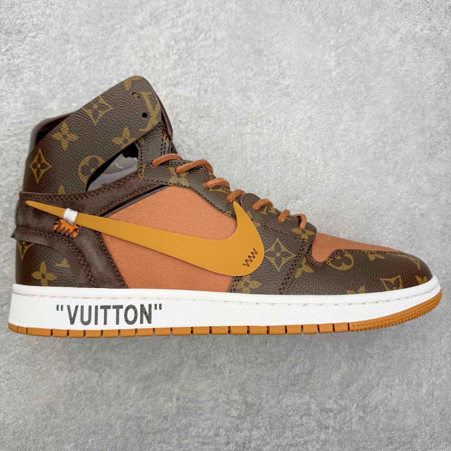 LV x OFF-White x Air Jordan AJ1 OW三方联名定制款 老花手提箱 细节奉上👏🏻专属LV 布满鞋身 皮革打造 超级限量 有一种鞋叫做看着就很贵 逼王来 配驴牌手提箱一个 逼格极高 收藏也不错 尺码：36 36.5 37.5 38 38.5 39 40 40.5 41 42 42.5 43 44 44.5 45 46-选品中心