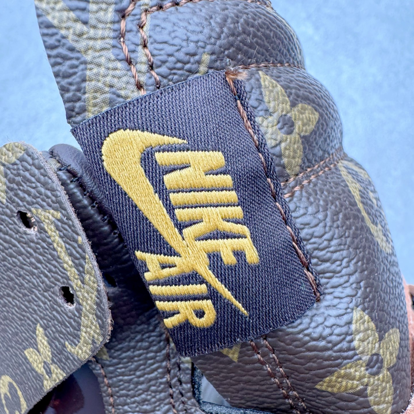 图片[13]-LV x OFF-White x Air Jordan AJ1 OW三方联名定制款 老花手提箱 细节奉上👏🏻专属LV 布满鞋身 皮革打造 超级限量 有一种鞋叫做看着就很贵 逼王来 配驴牌手提箱一个 逼格极高 收藏也不错 尺码：36 36.5 37.5 38 38.5 39 40 40.5 41 42 42.5 43 44 44.5 45 46-选品中心