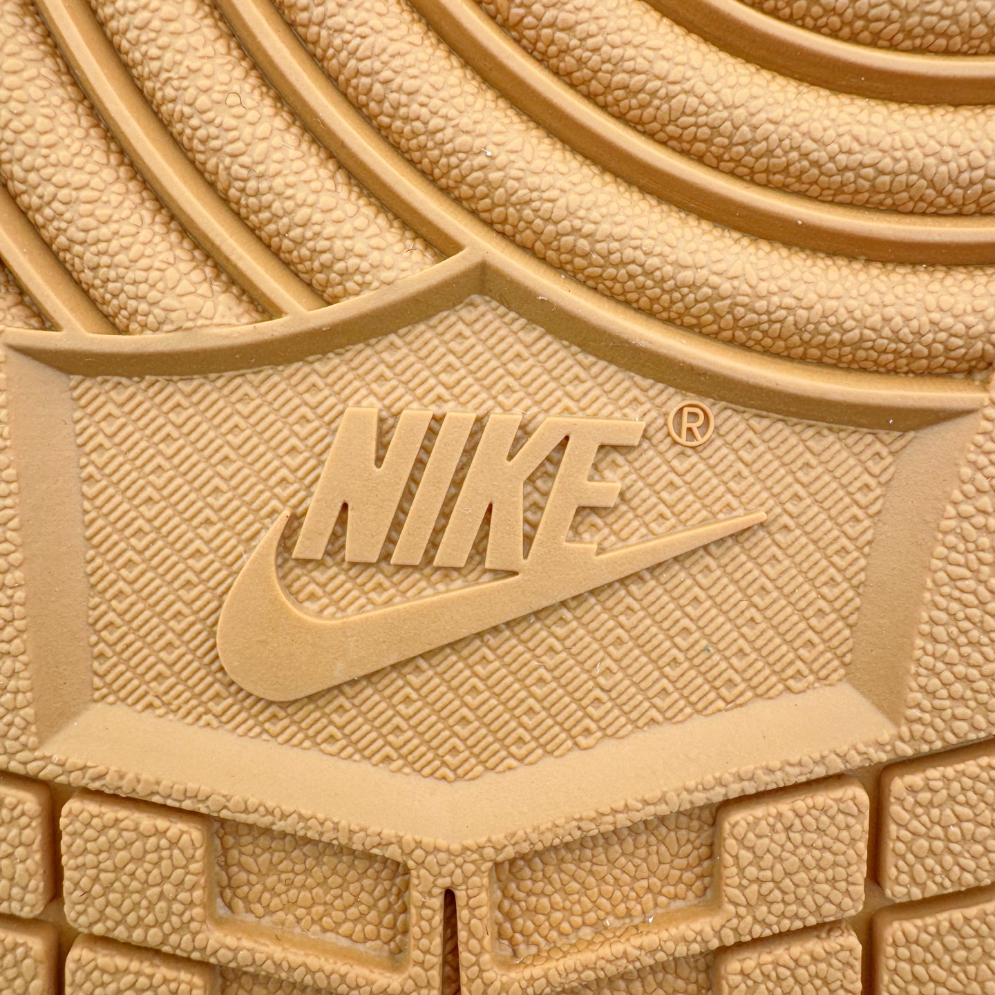 图片[22]-LV x OFF-White x Air Jordan AJ1 OW三方联名定制款 老花手提箱 细节奉上👏🏻专属LV 布满鞋身 皮革打造 超级限量 有一种鞋叫做看着就很贵 逼王来 配驴牌手提箱一个 逼格极高 收藏也不错 尺码：36 36.5 37.5 38 38.5 39 40 40.5 41 42 42.5 43 44 44.5 45 46-选品中心