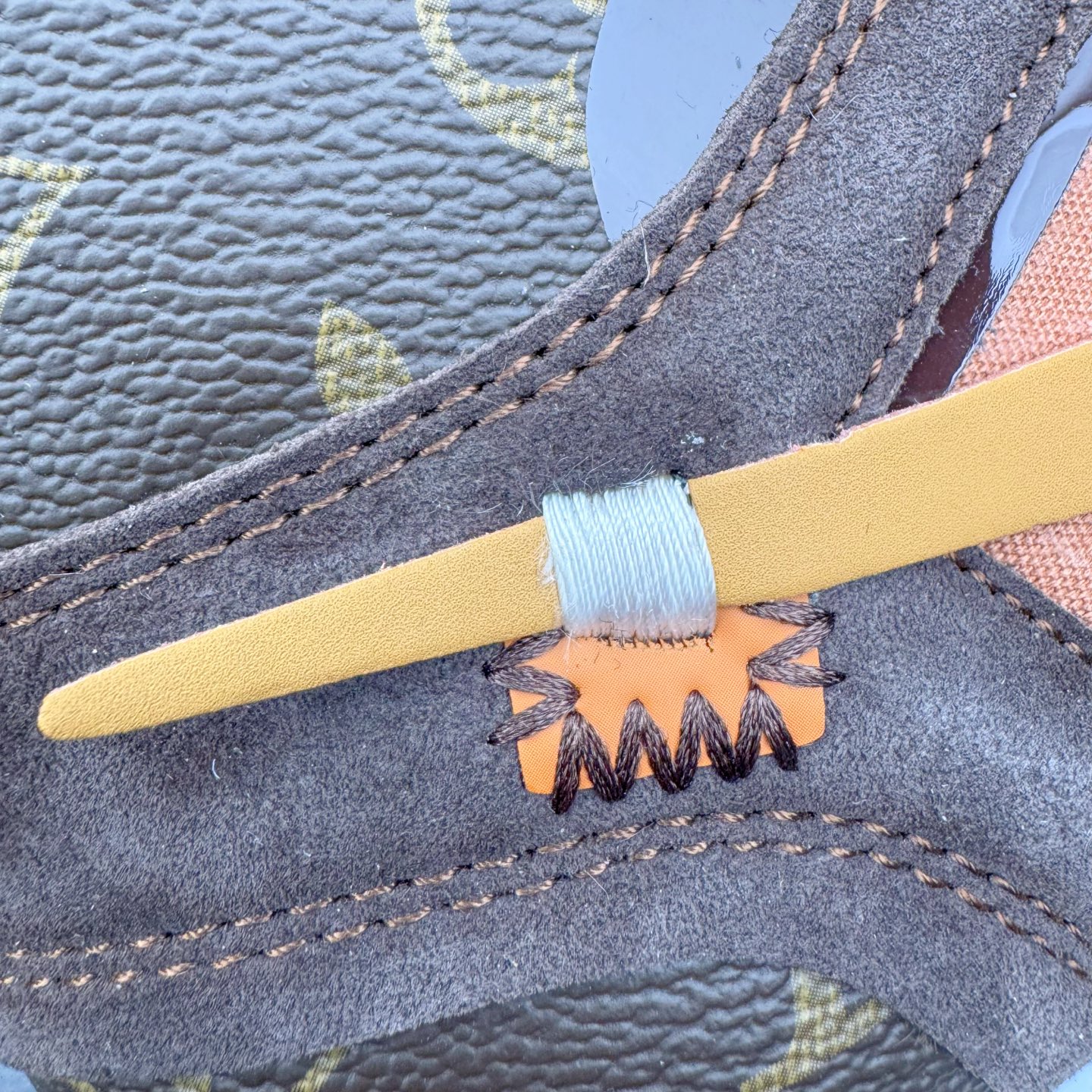 图片[18]-LV x OFF-White x Air Jordan AJ1 OW三方联名定制款 老花手提箱 细节奉上👏🏻专属LV 布满鞋身 皮革打造 超级限量 有一种鞋叫做看着就很贵 逼王来 配驴牌手提箱一个 逼格极高 收藏也不错 尺码：36 36.5 37.5 38 38.5 39 40 40.5 41 42 42.5 43 44 44.5 45 46-选品中心