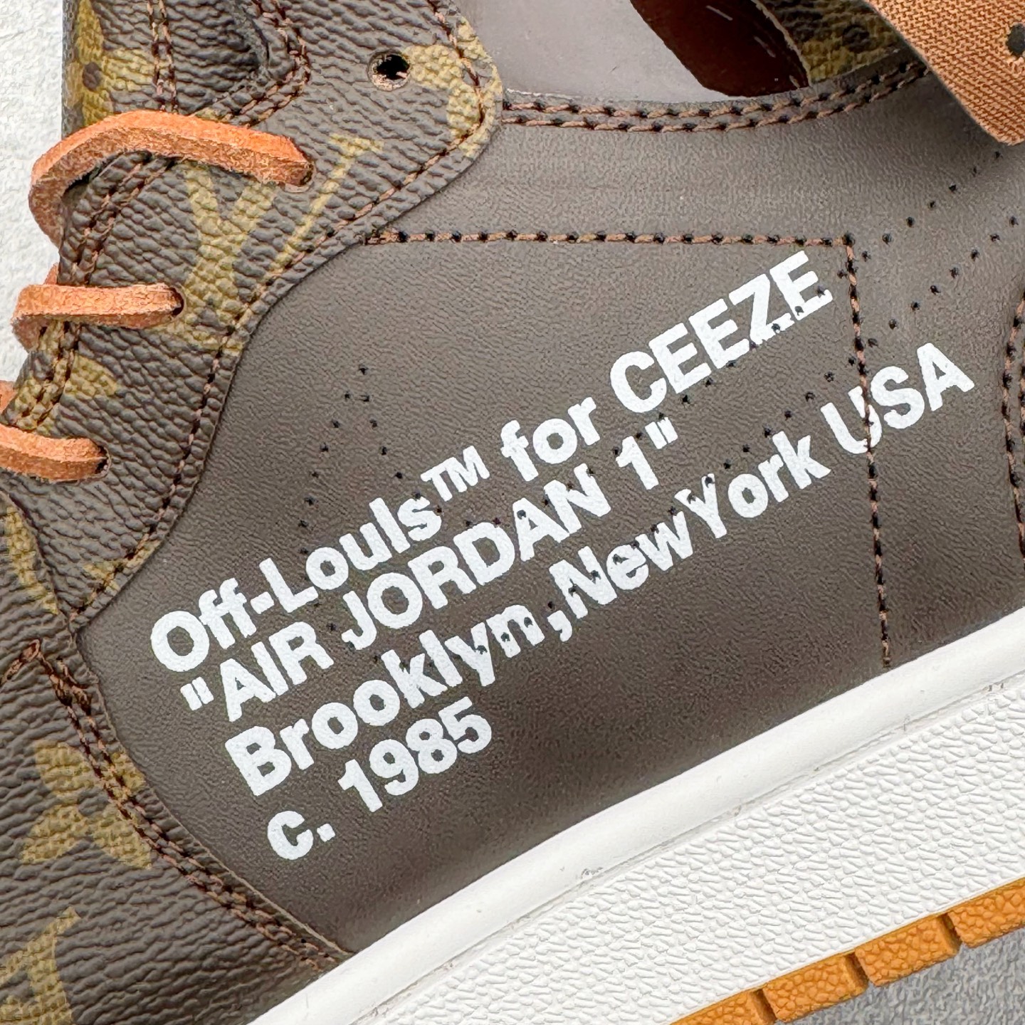 图片[16]-LV x OFF-White x Air Jordan AJ1 OW三方联名定制款 老花手提箱 细节奉上👏🏻专属LV 布满鞋身 皮革打造 超级限量 有一种鞋叫做看着就很贵 逼王来 配驴牌手提箱一个 逼格极高 收藏也不错 尺码：36 36.5 37.5 38 38.5 39 40 40.5 41 42 42.5 43 44 44.5 45 46-选品中心