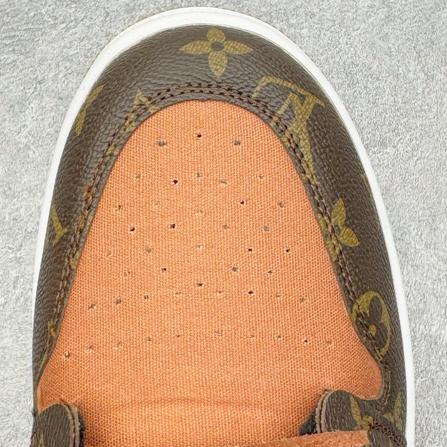 图片[14]-LV x OFF-White x Air Jordan AJ1 OW三方联名定制款 老花手提箱 细节奉上👏🏻专属LV 布满鞋身 皮革打造 超级限量 有一种鞋叫做看着就很贵 逼王来 配驴牌手提箱一个 逼格极高 收藏也不错 尺码：36 36.5 37.5 38 38.5 39 40 40.5 41 42 42.5 43 44 44.5 45 46-选品中心