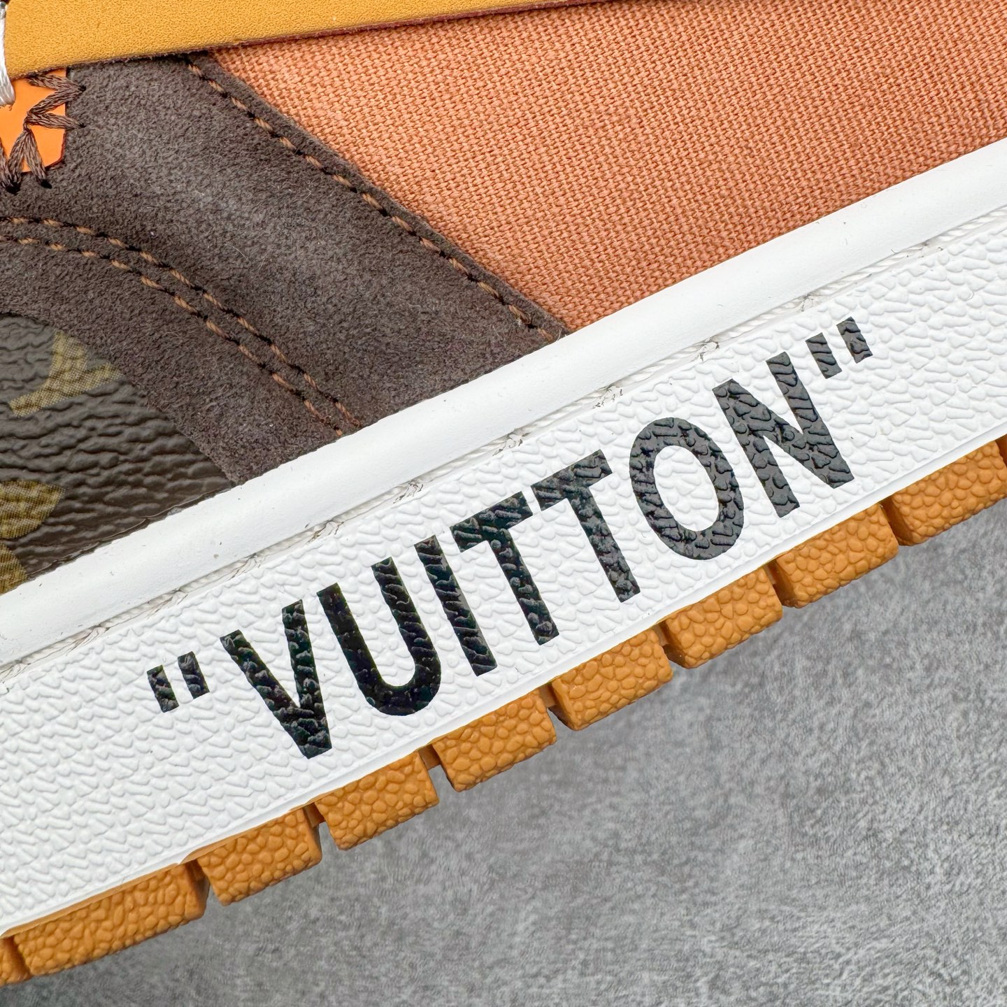 图片[19]-LV x OFF-White x Air Jordan AJ1 OW三方联名定制款 老花手提箱 细节奉上👏🏻专属LV 布满鞋身 皮革打造 超级限量 有一种鞋叫做看着就很贵 逼王来 配驴牌手提箱一个 逼格极高 收藏也不错 尺码：36 36.5 37.5 38 38.5 39 40 40.5 41 42 42.5 43 44 44.5 45 46-选品中心